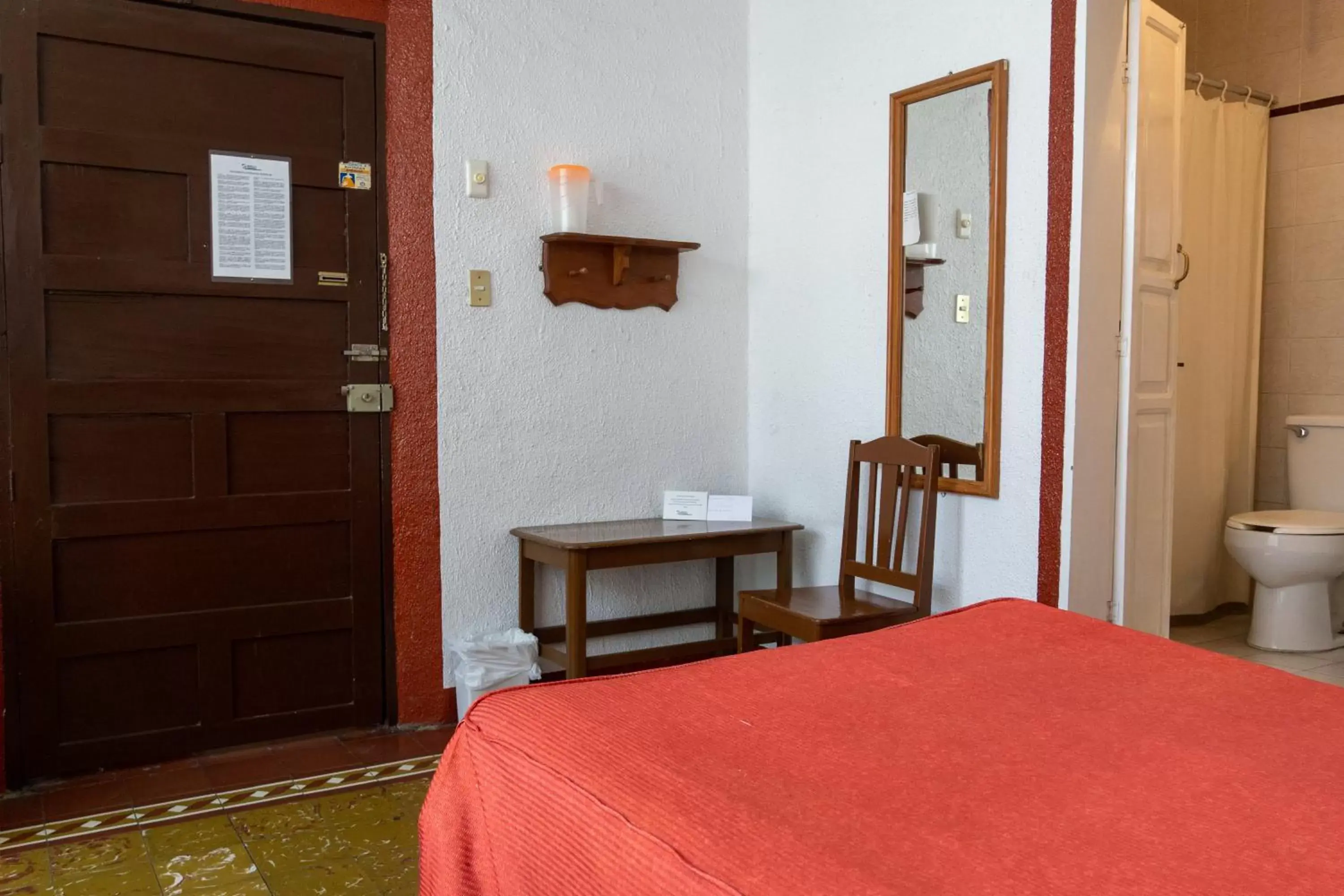 Bathroom, Bed in Hotel Colonial