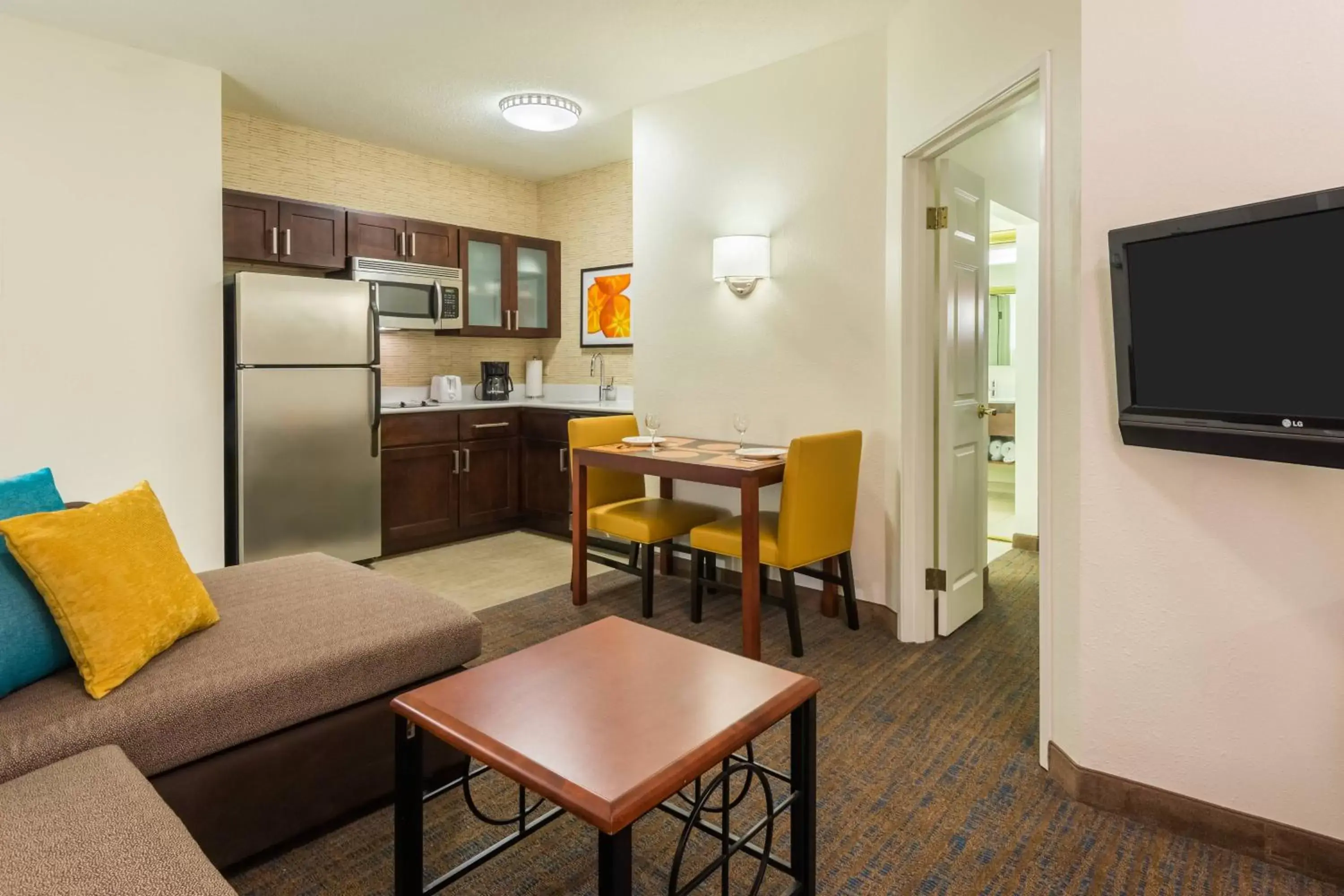 Living room, Kitchen/Kitchenette in Residence Inn Chattanooga Downtown