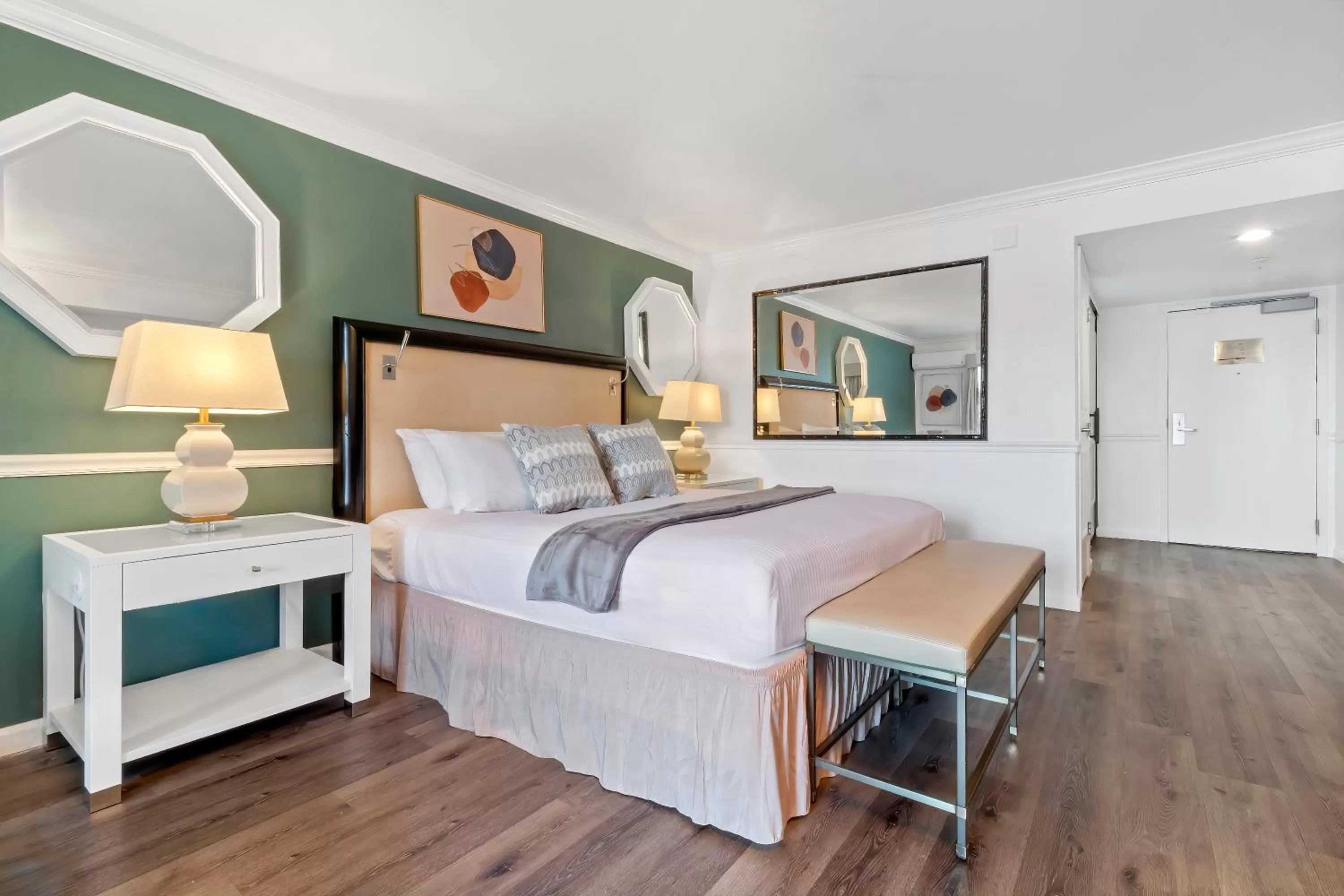 Photo of the whole room, Bed in Ascot Suites Morro Bay