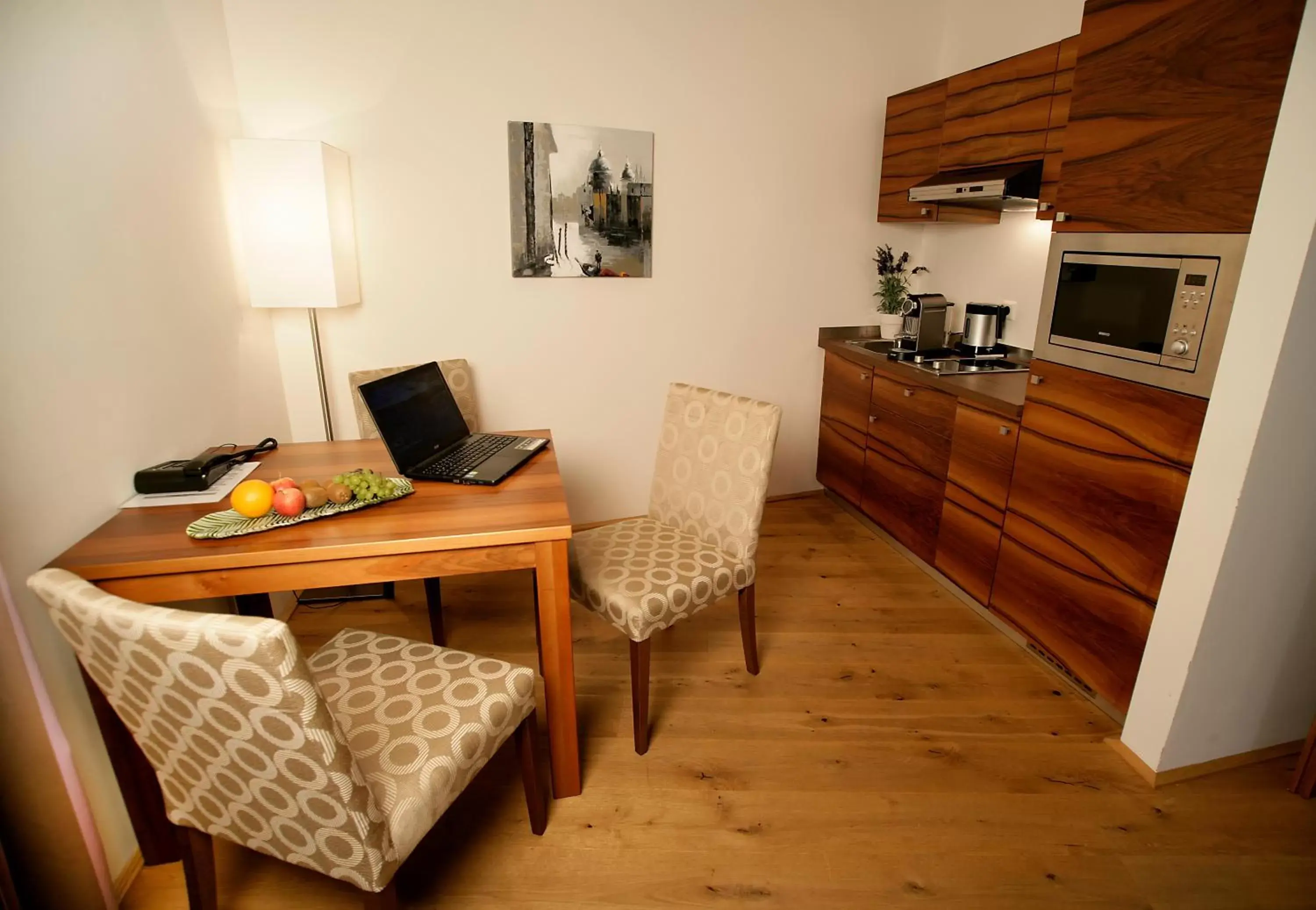 Kitchen or kitchenette, Seating Area in Hotel Feichtinger Graz