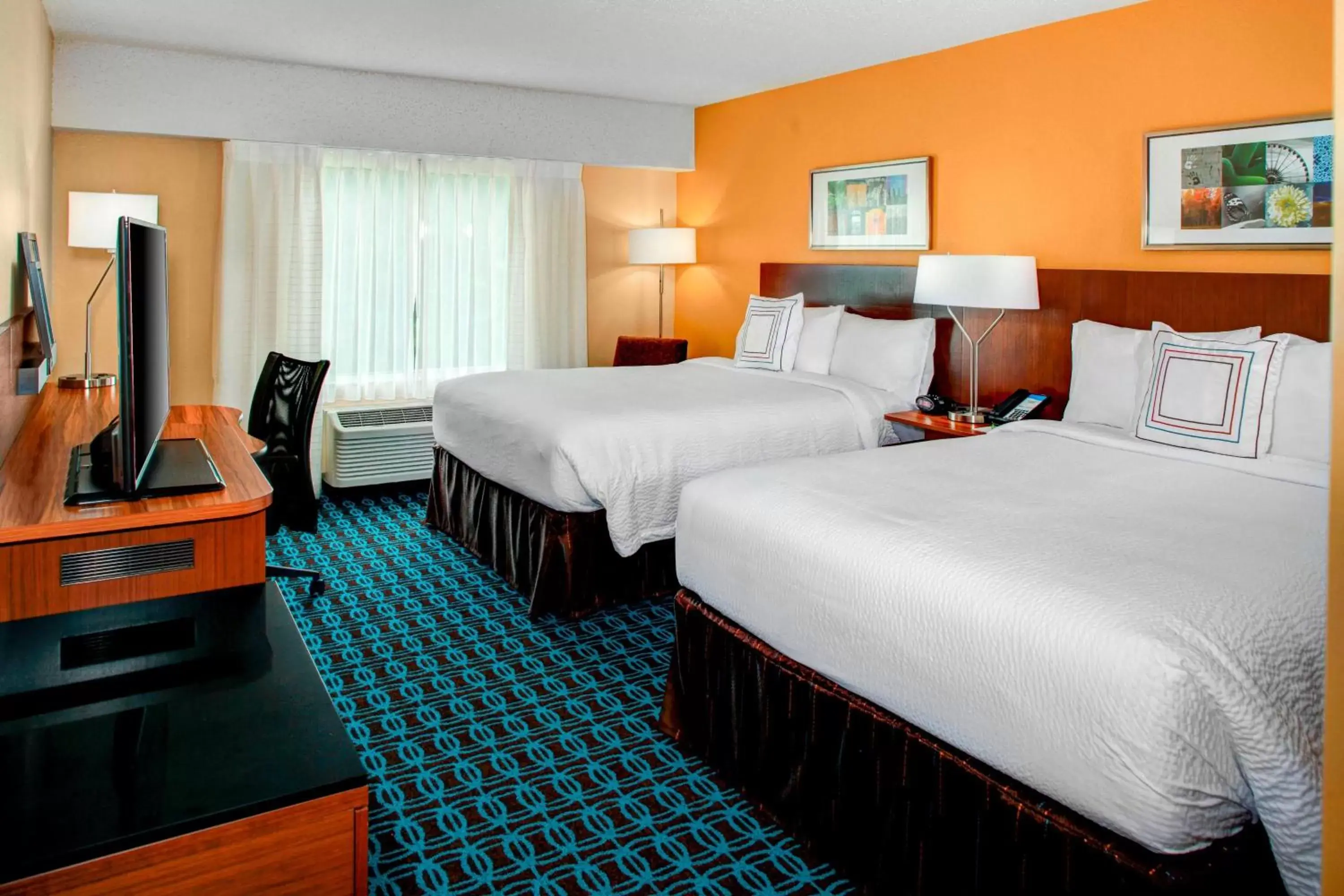 Photo of the whole room, Bed in Fairfield Inn & Suites by Marriott Atlanta Alpharetta