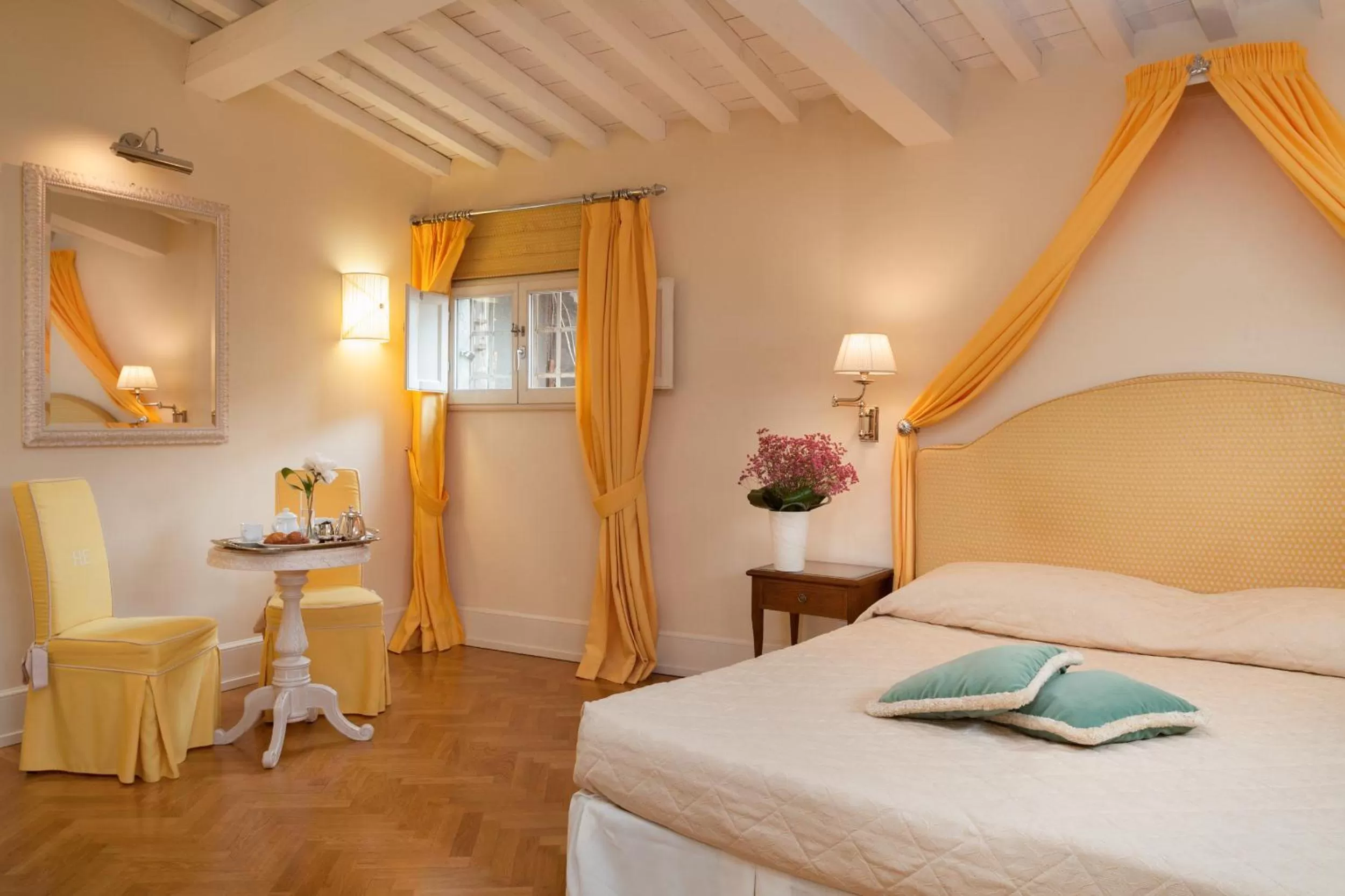 Bathroom, Bed in Hotel Executive