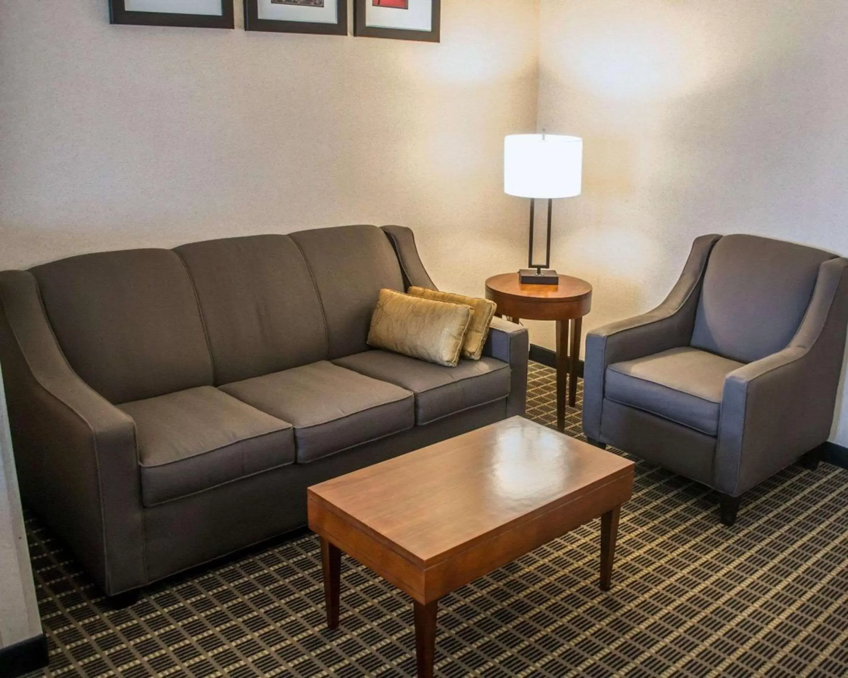 Photo of the whole room, Seating Area in Comfort Suites Portland Southwest