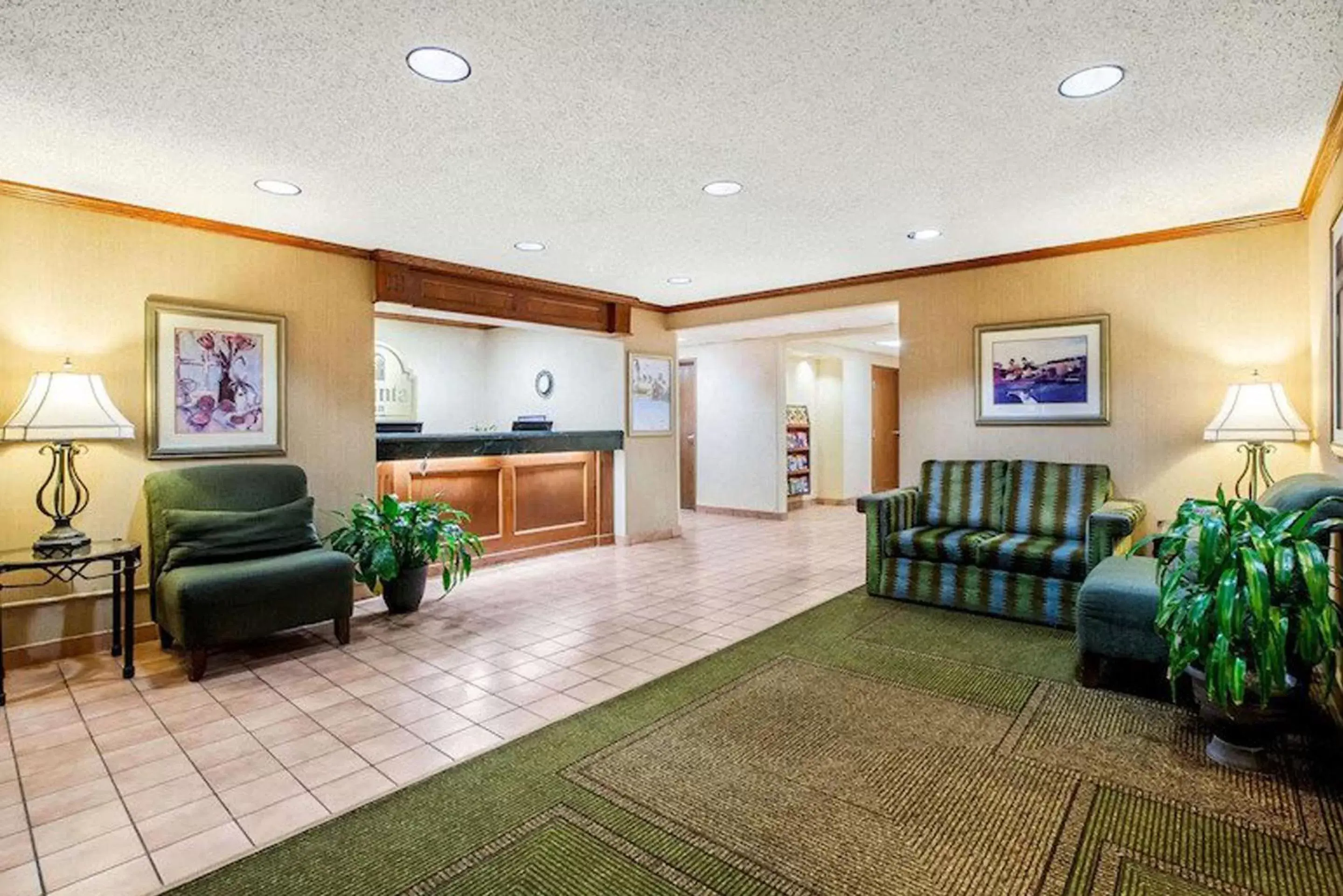 Lobby or reception, Seating Area in La Quinta Inn by Wyndham Detroit Southgate
