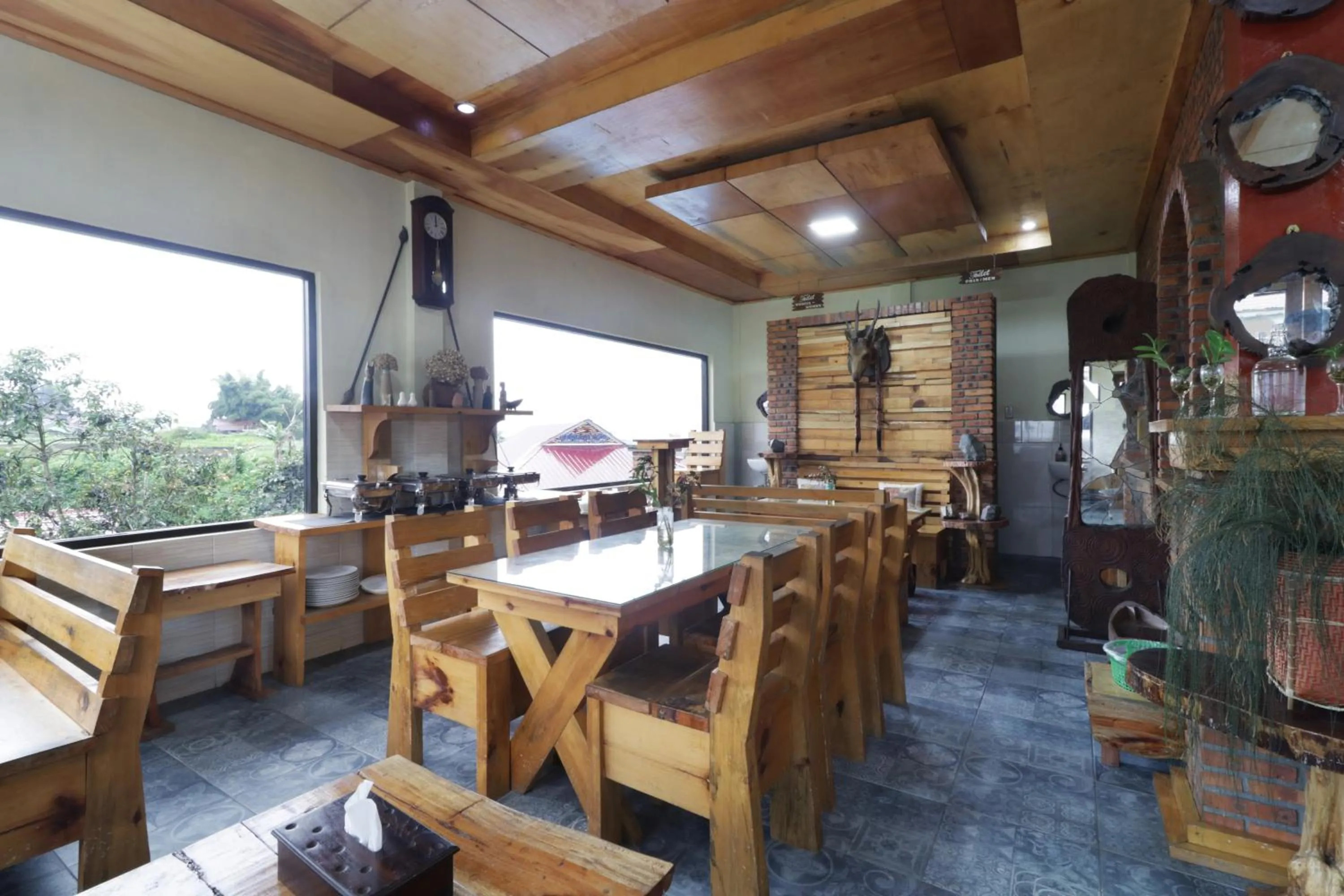 Dining area in Alloyna Country Cottage Brastagi
