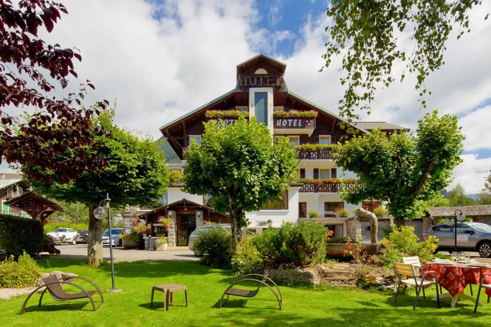 Facade/entrance, Property Building in Hôtel Le Sporting