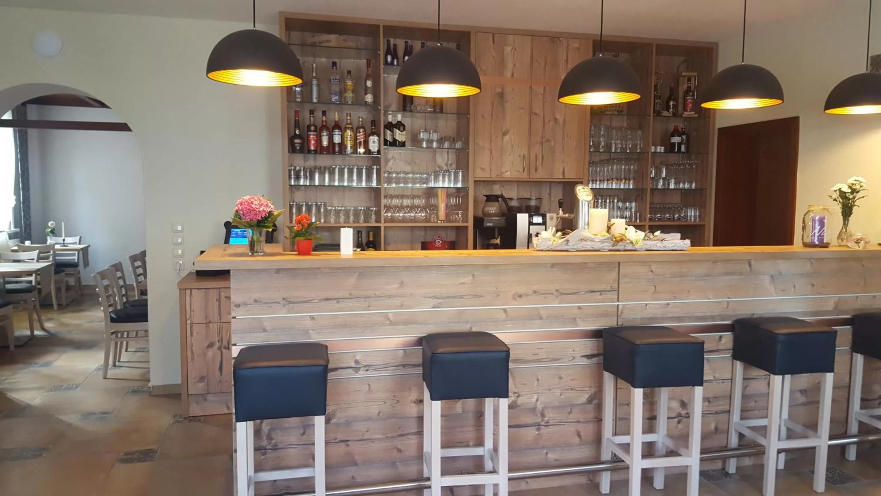 Restaurant/places to eat in Novel Hotel