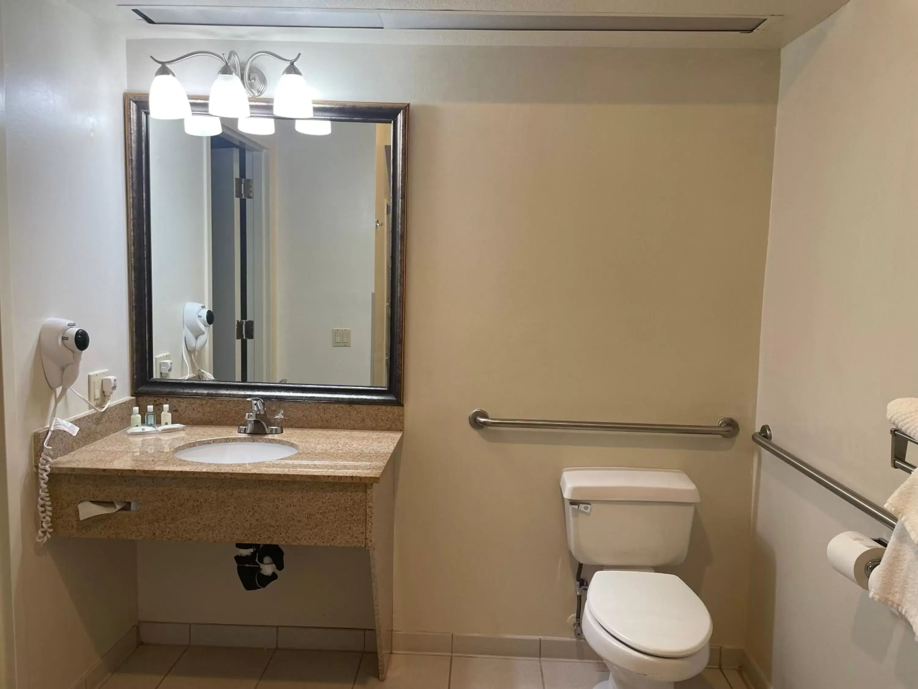 Bathroom in Quality Inn & Suites Longview Kelso