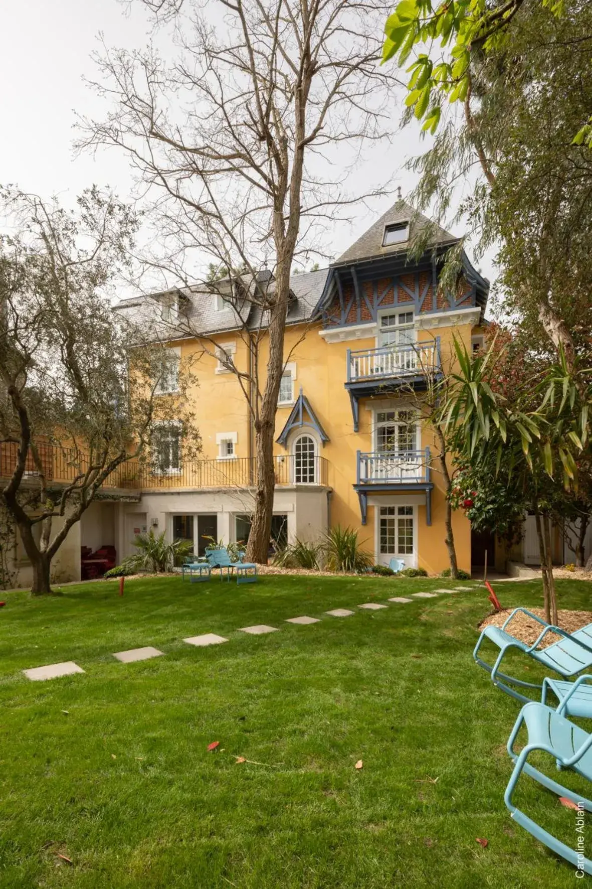 Garden, Property Building in Hôtel Le Saint Christophe