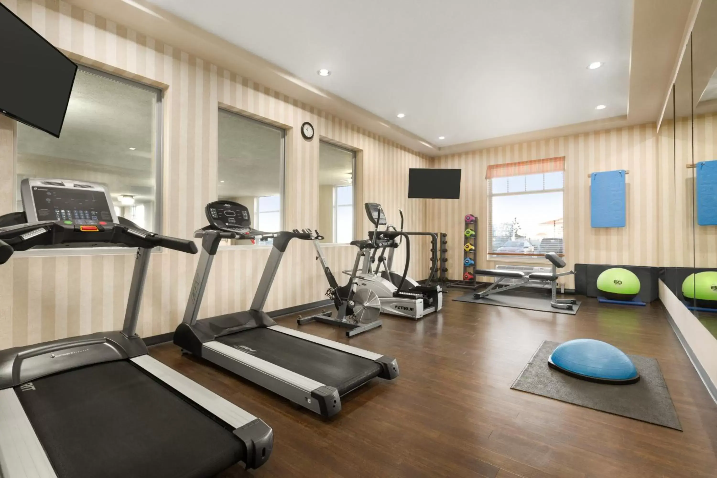 Fitness centre/facilities, Fitness Center/Facilities in Days Inn & Suites by Wyndham Edmonton Airport