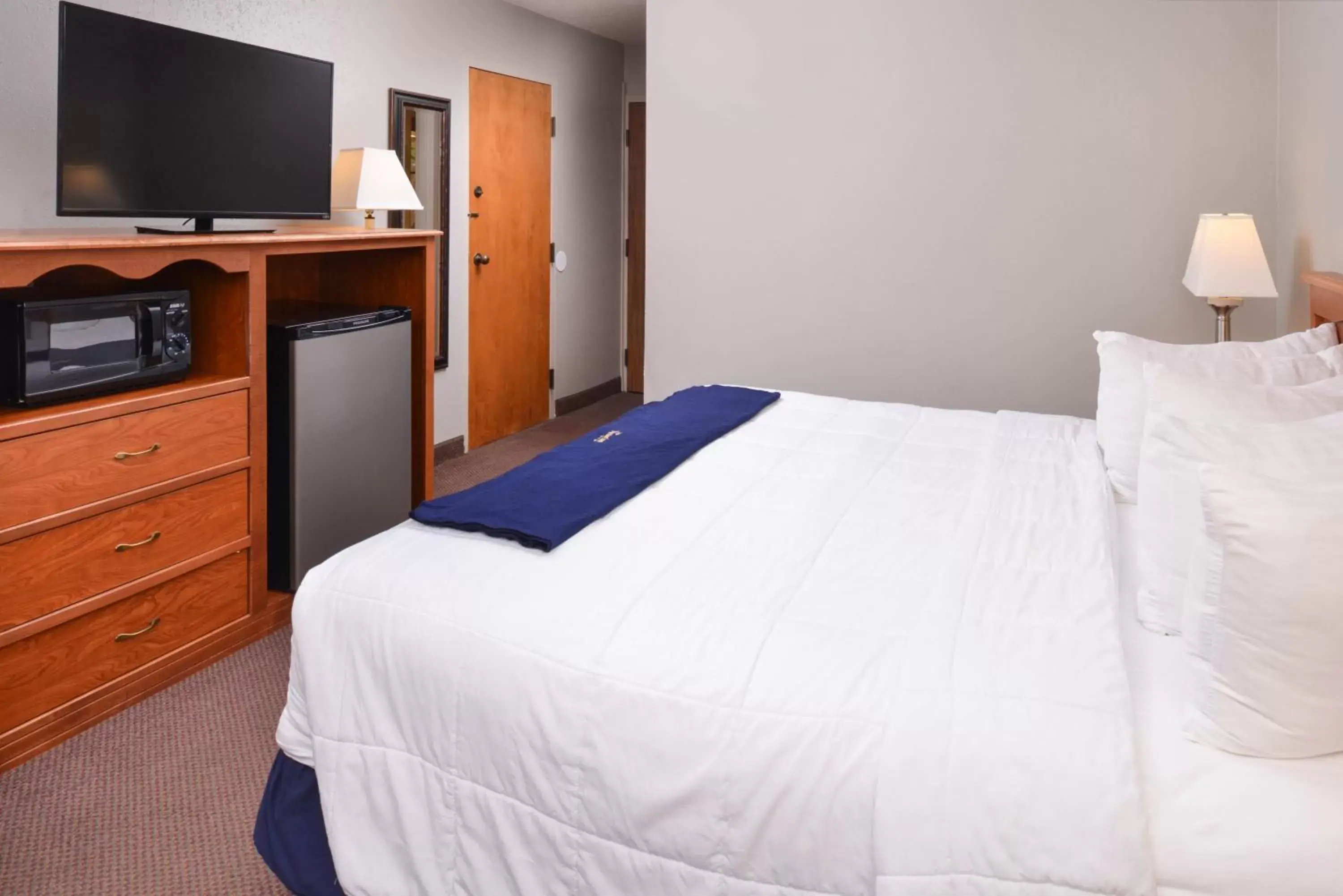 TV and multimedia, Bed in New Victorian Inn & Suites Omaha