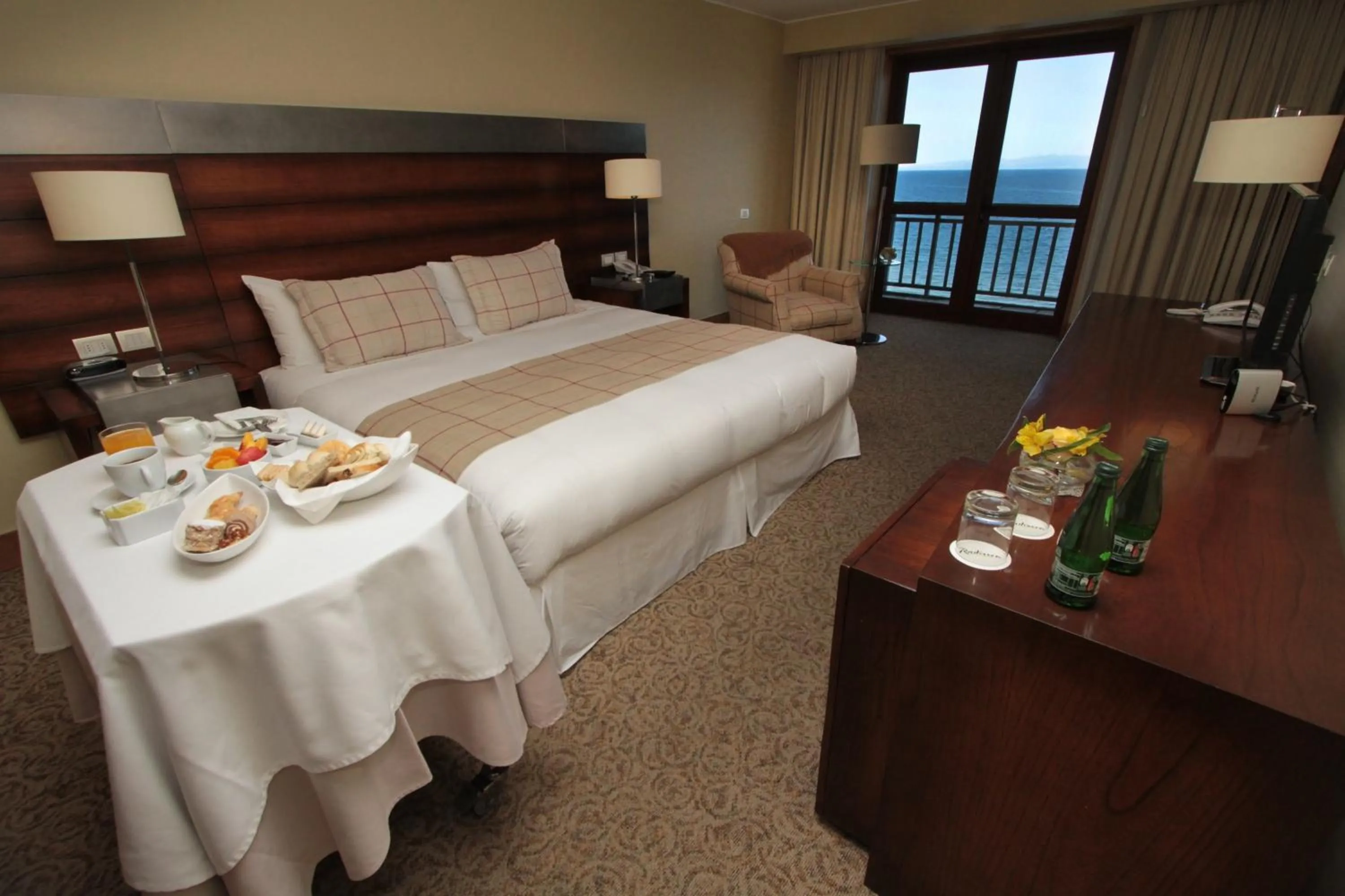 Food and drinks, Bed in Radisson Hotel Puerto Varas