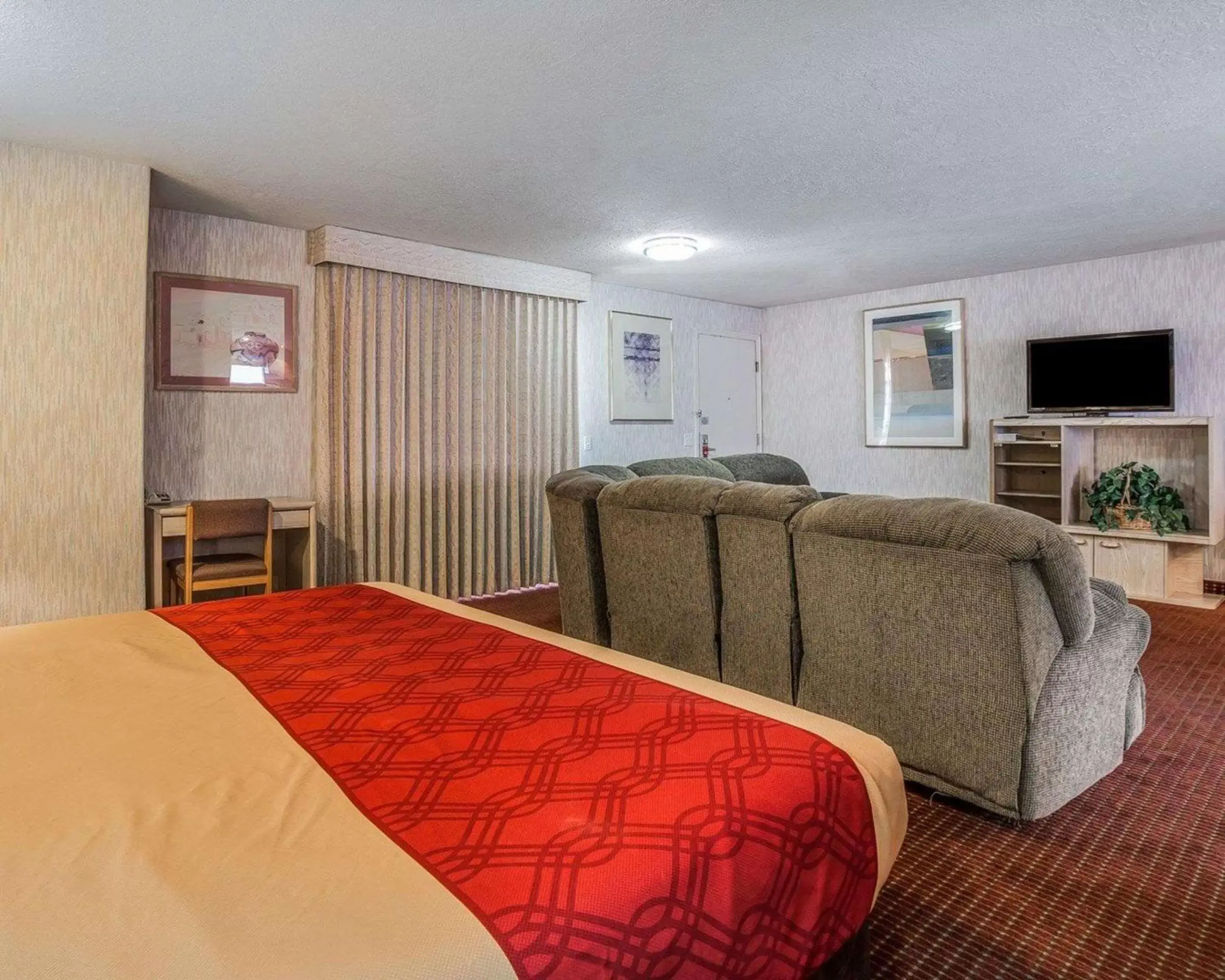 Photo of the whole room, Bed in Econo Lodge St George North - Near Pioneer Park