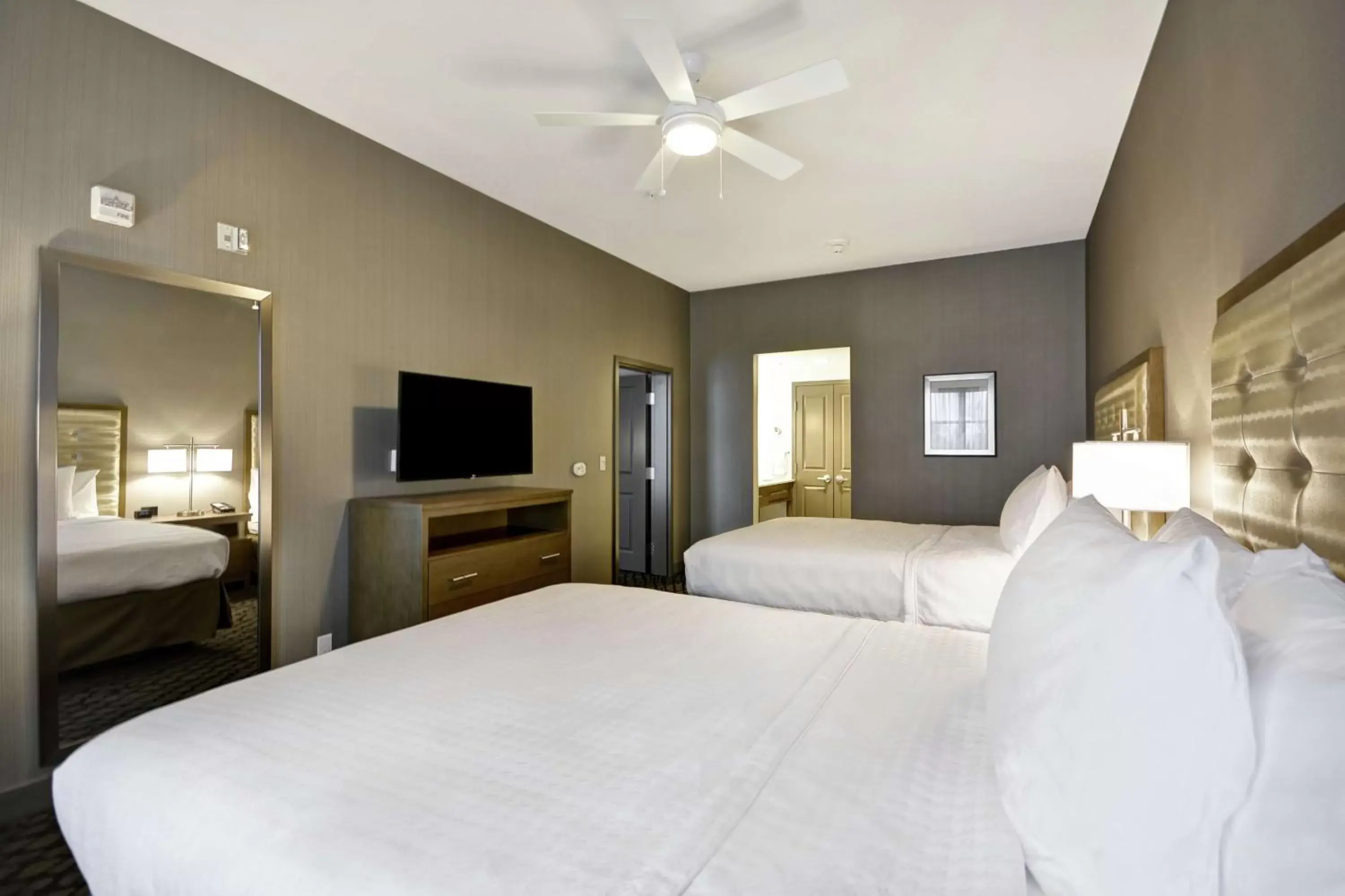 Bedroom, Bed in Homewood Suites By Hilton Warren Detroit