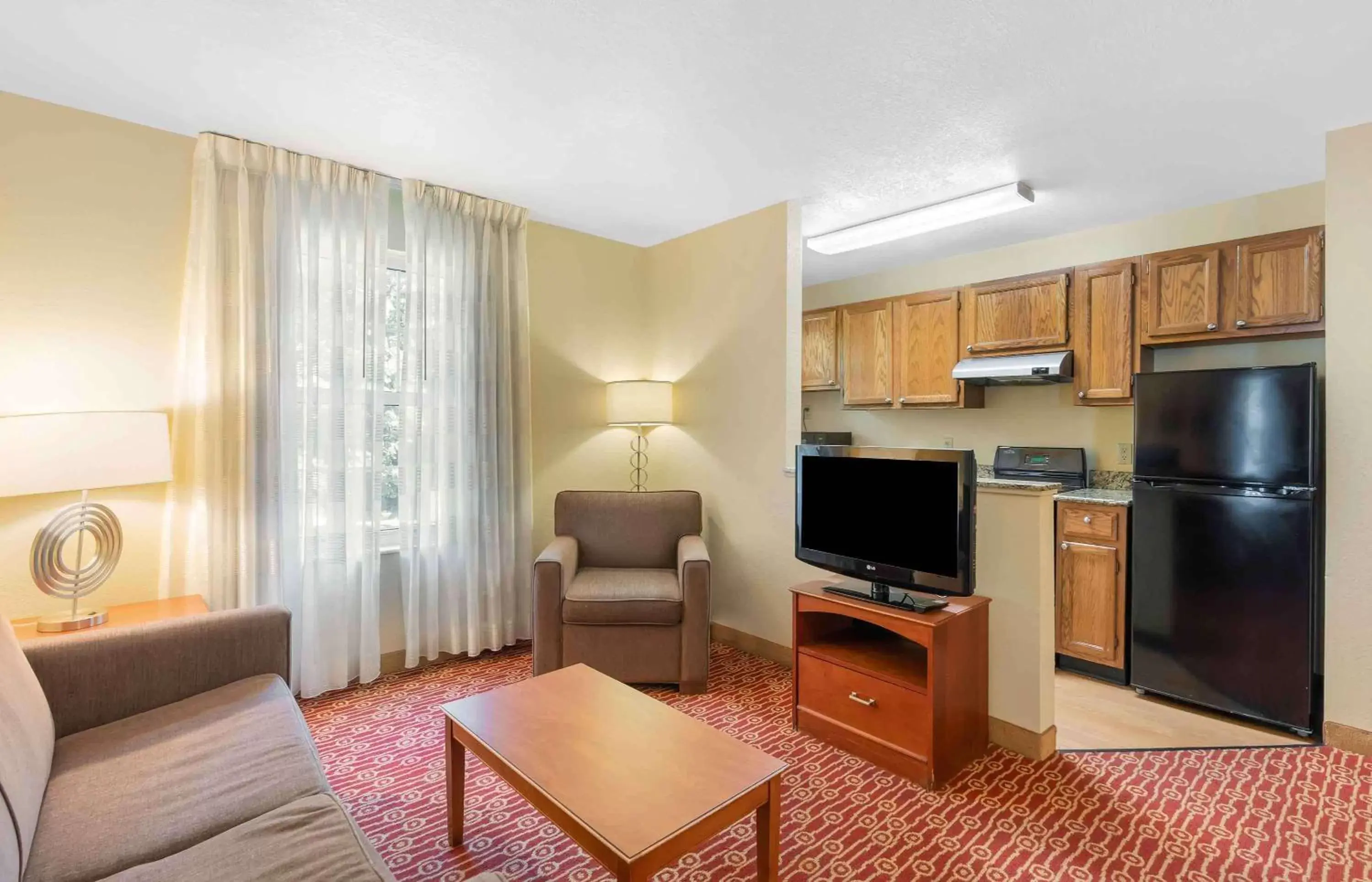 Bedroom, TV/Entertainment Center in Extended Stay America Suites - Newport News - Yorktown