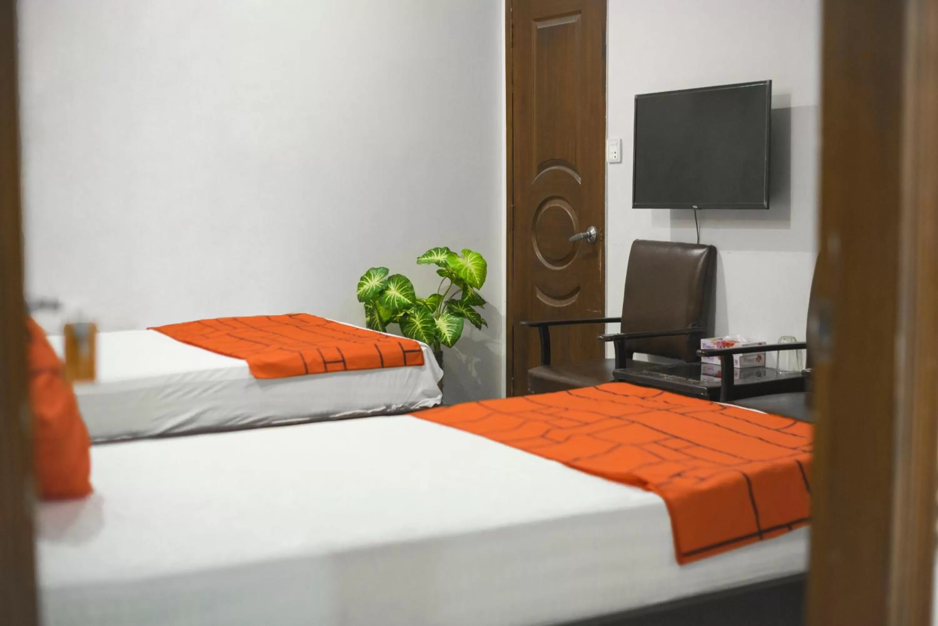 Communal lounge/ TV room in GOHO Rooms Badar