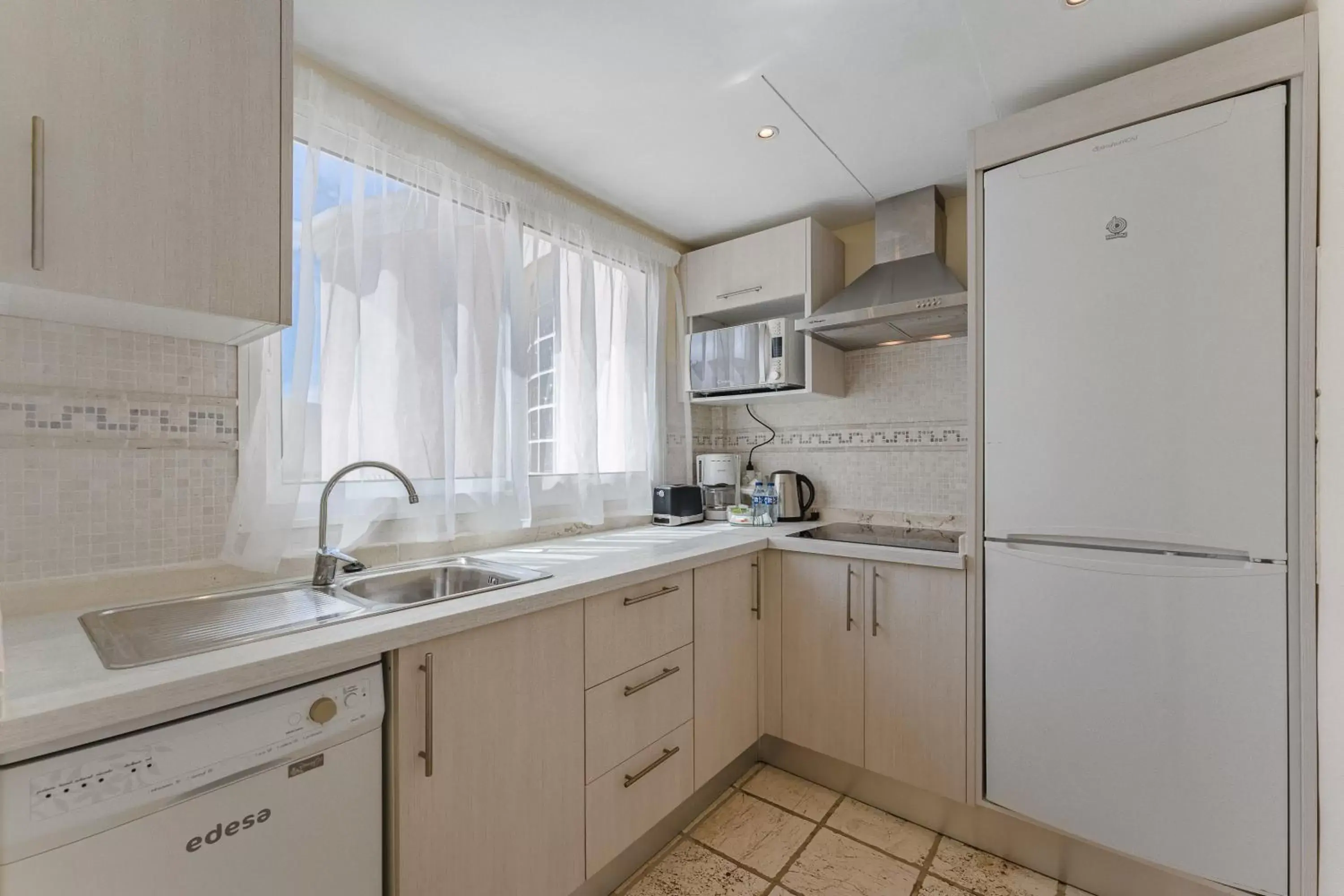 Kitchen or kitchenette, Kitchen/Kitchenette in Flamingo Suites Boutique Hotel