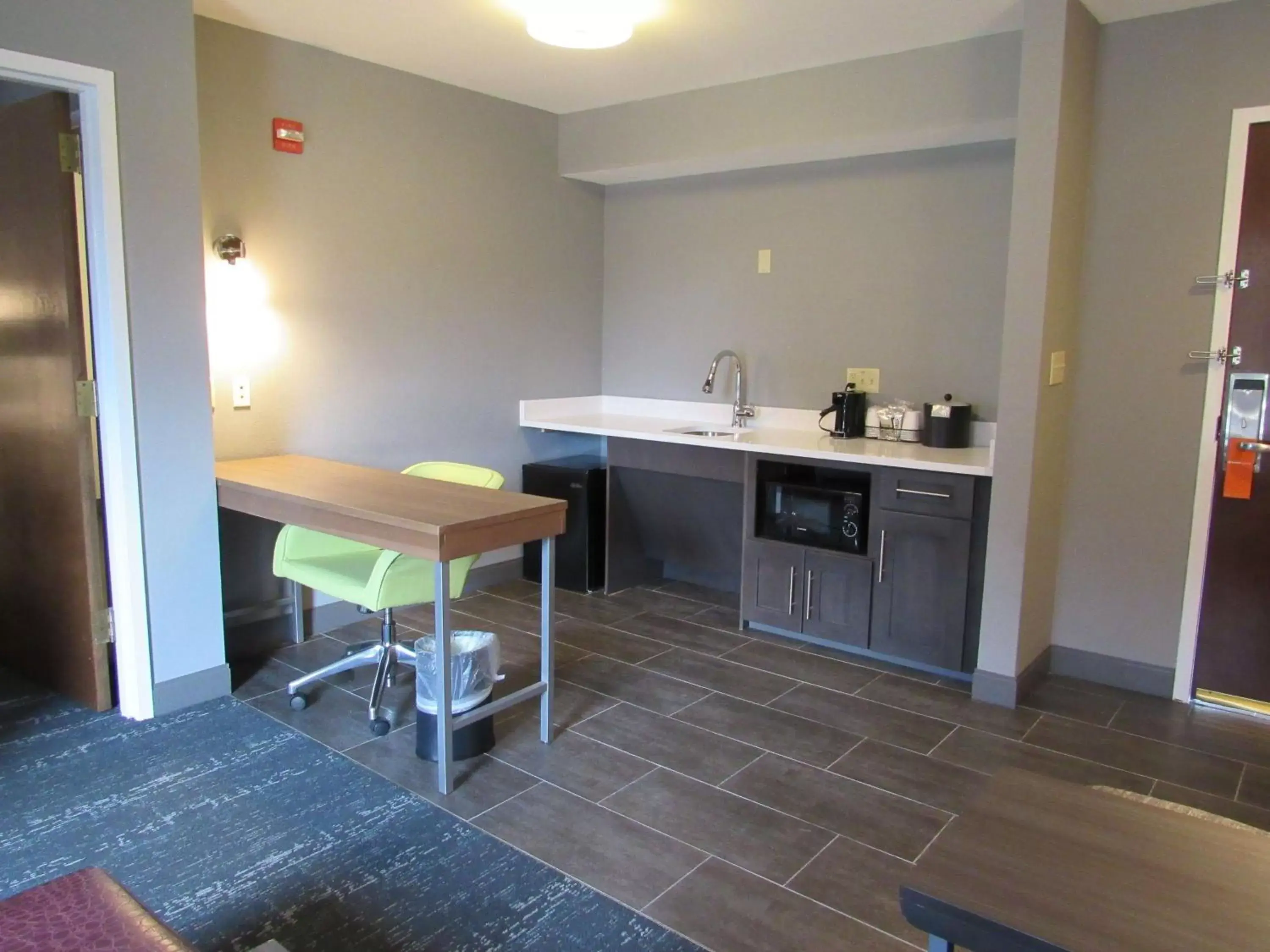 Photo of the whole room, Kitchen/Kitchenette in Hampton Inn & Suites Newtown