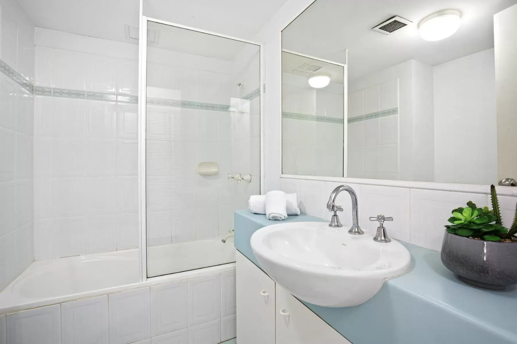 Shower, Bathroom in Kirra Palms Holiday Apartments