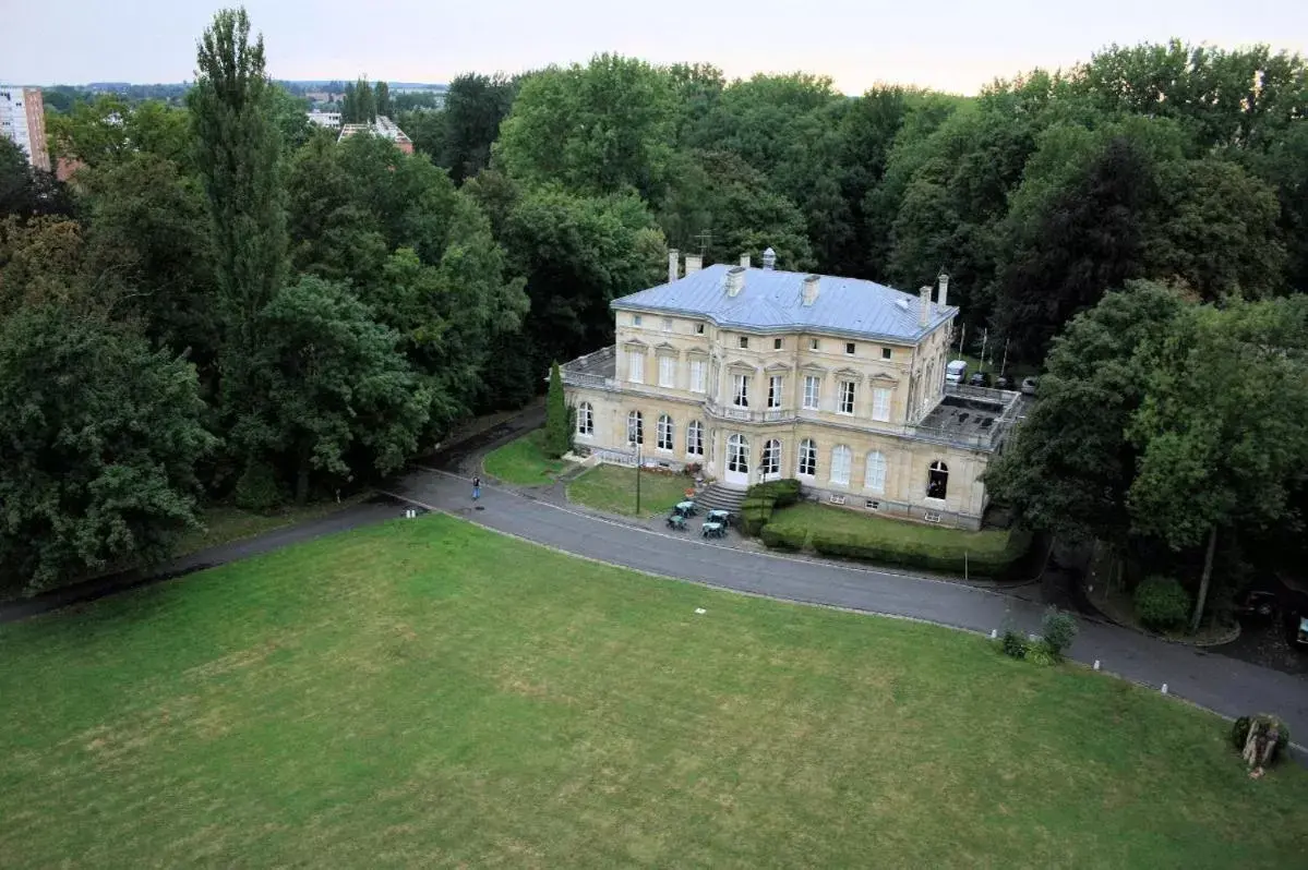 Bird's eye view, Bird's-eye View in Château De La Motte Fenelon