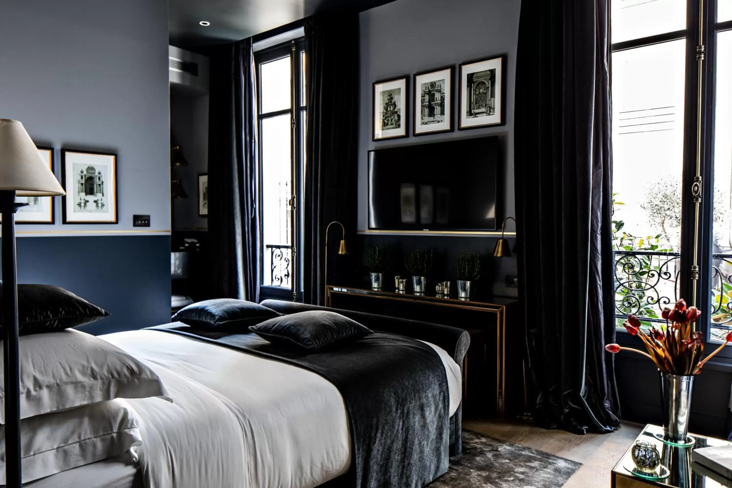 TV and multimedia, Bed in Monsieur George Hotel & Spa - Champs-Elysées