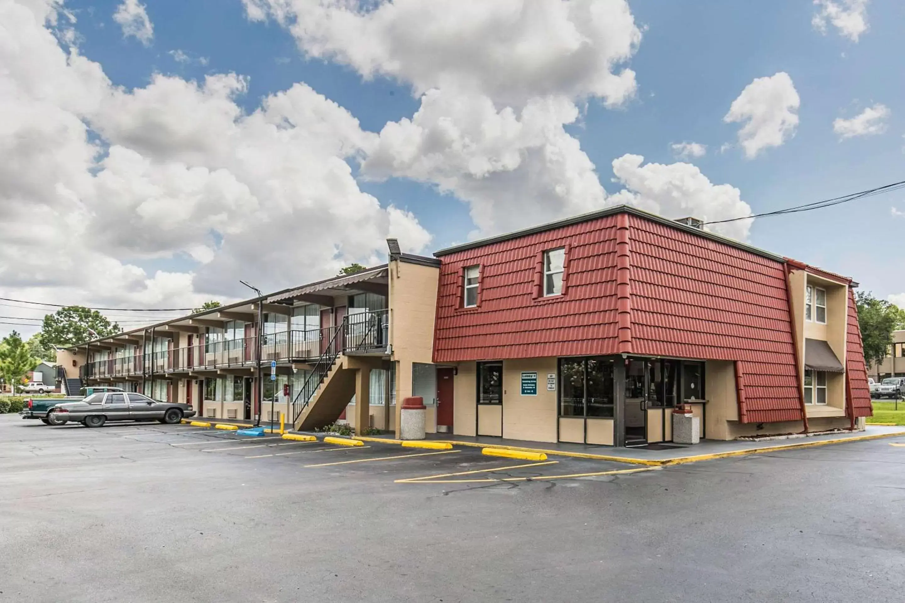 Property Building in Econo Lodge North