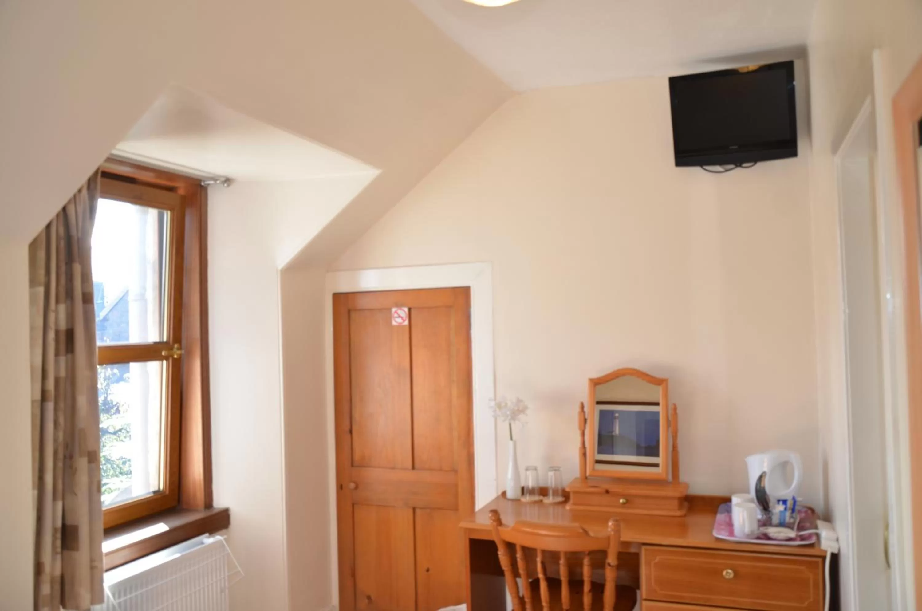 Bedroom, TV/Entertainment Center in The Quaich B&B