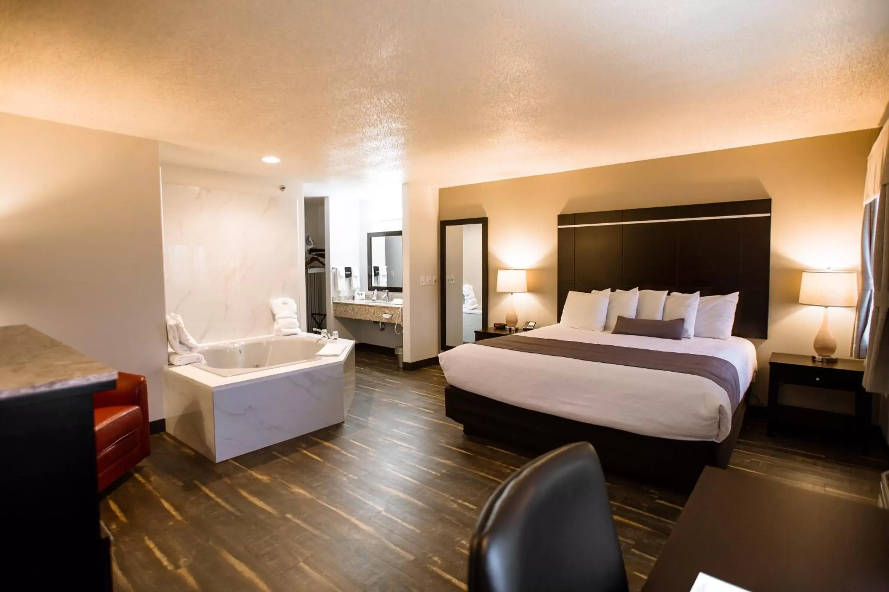 Bedroom, Bed in Ten Pin Inn & Suites