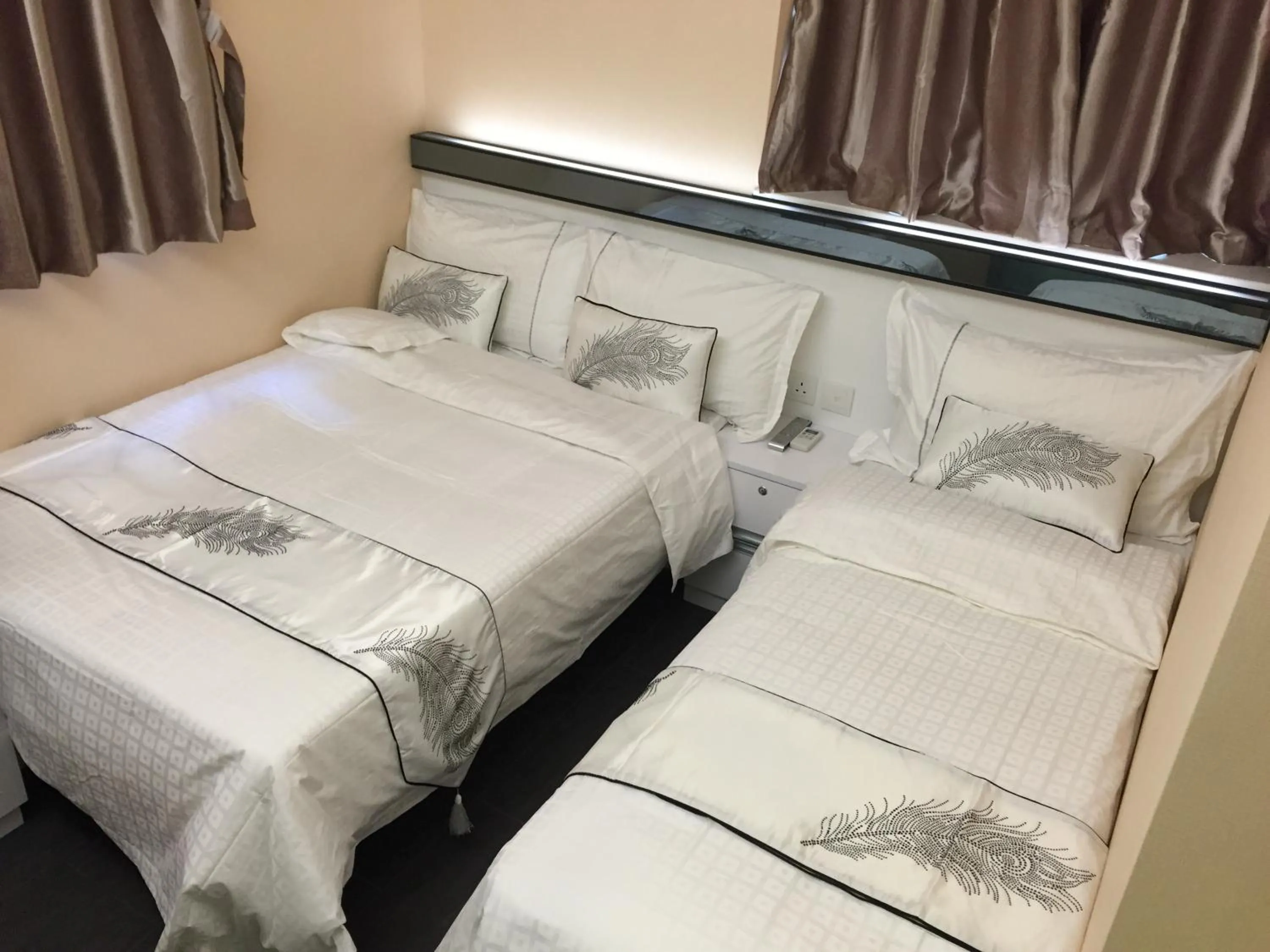 Bed in Seasons Hotel - Causeway Bay