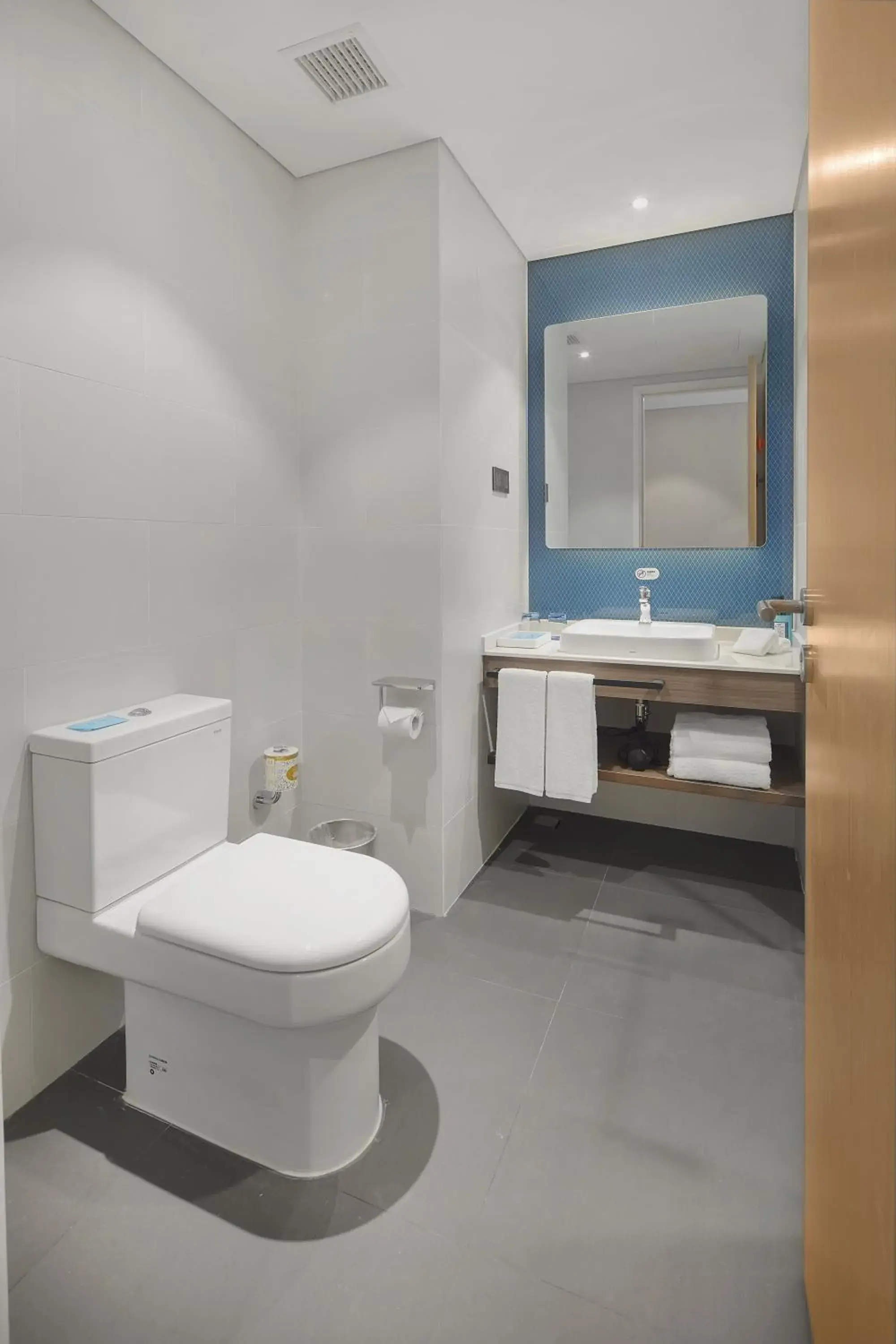 Photo of the whole room, Bathroom in Holiday Inn Express Shanghai Chongming, an IHG Hotel