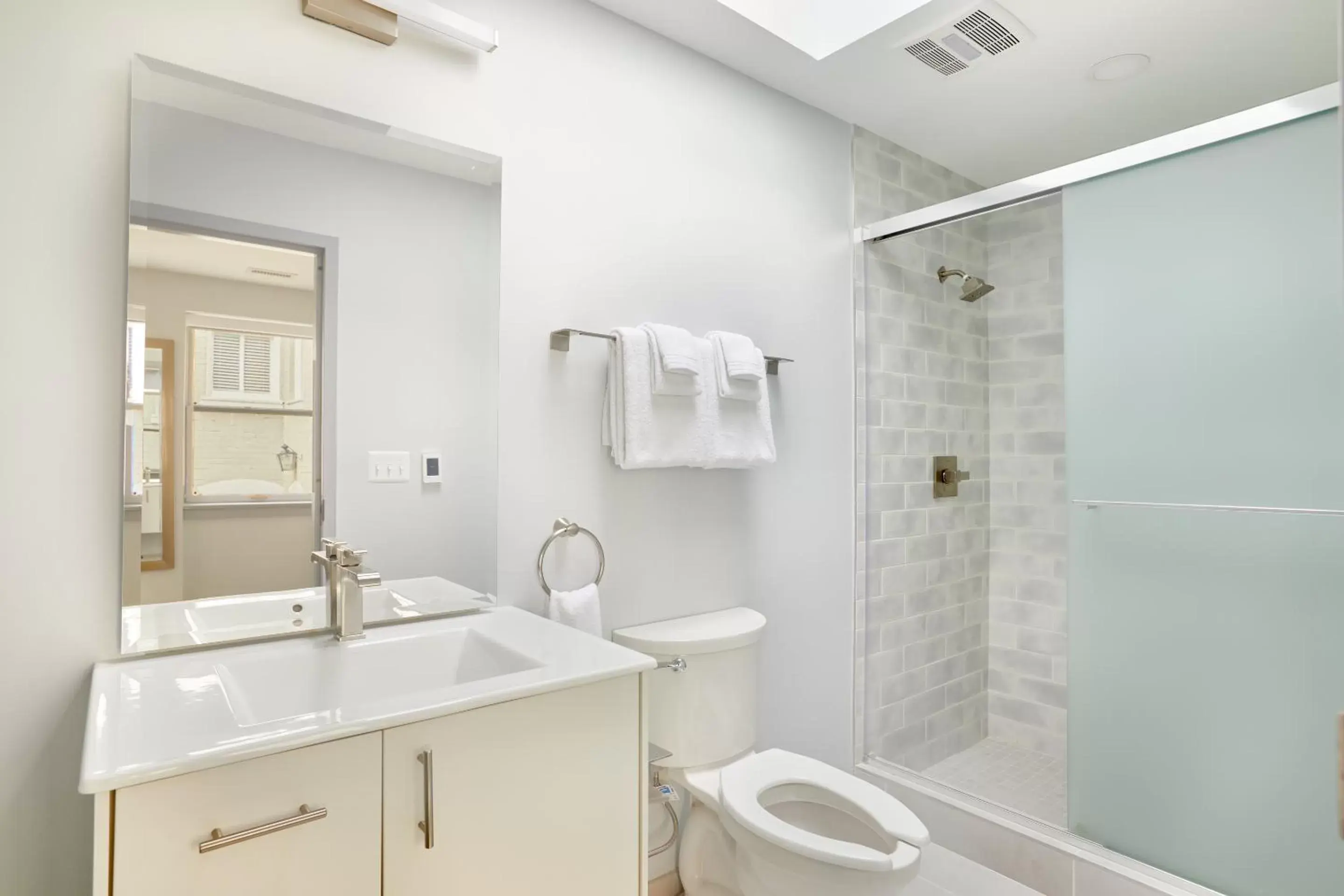 Living room, Bathroom in Sonder The Grace