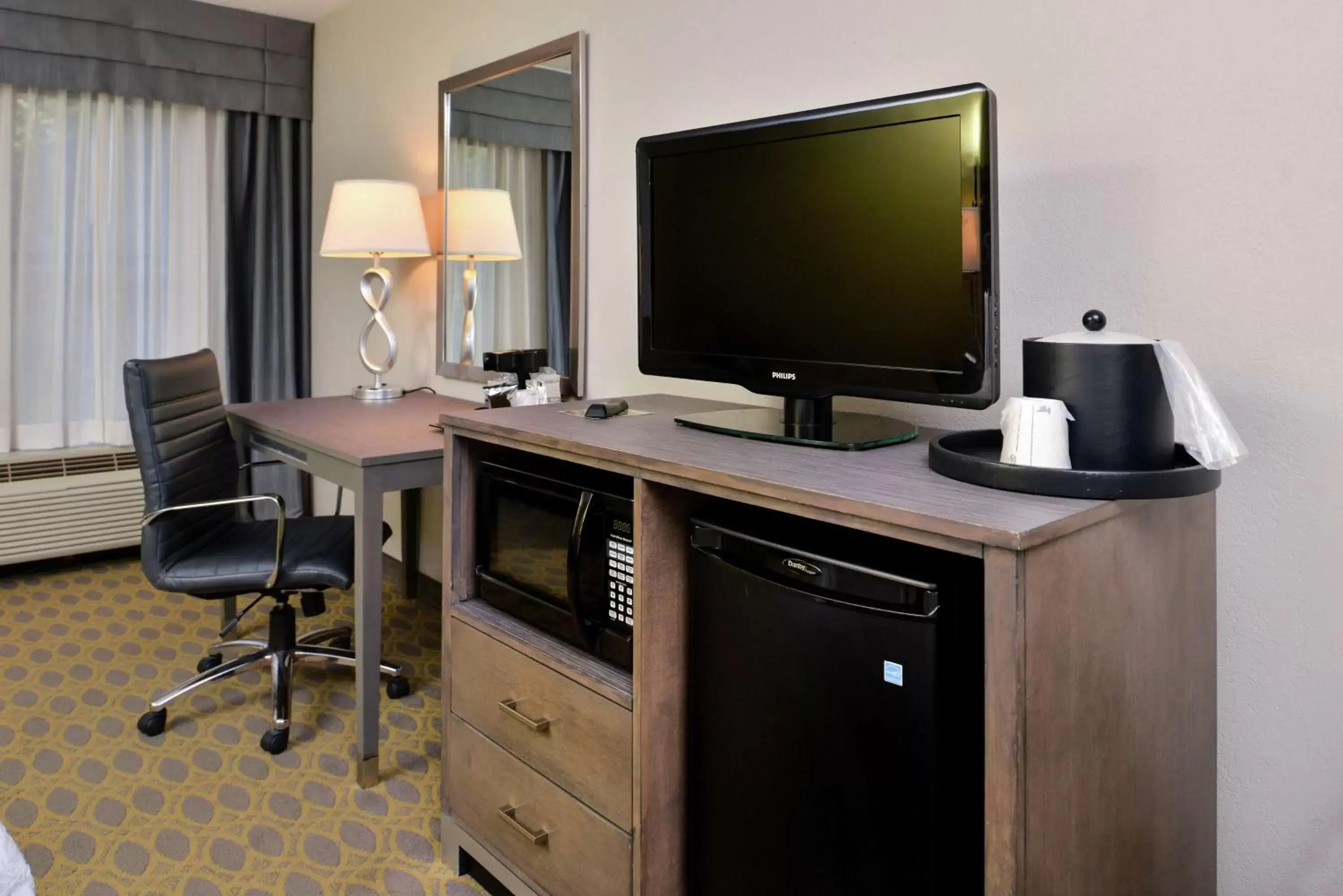 Bedroom, TV/Entertainment Center in Hampton Inn Northwood