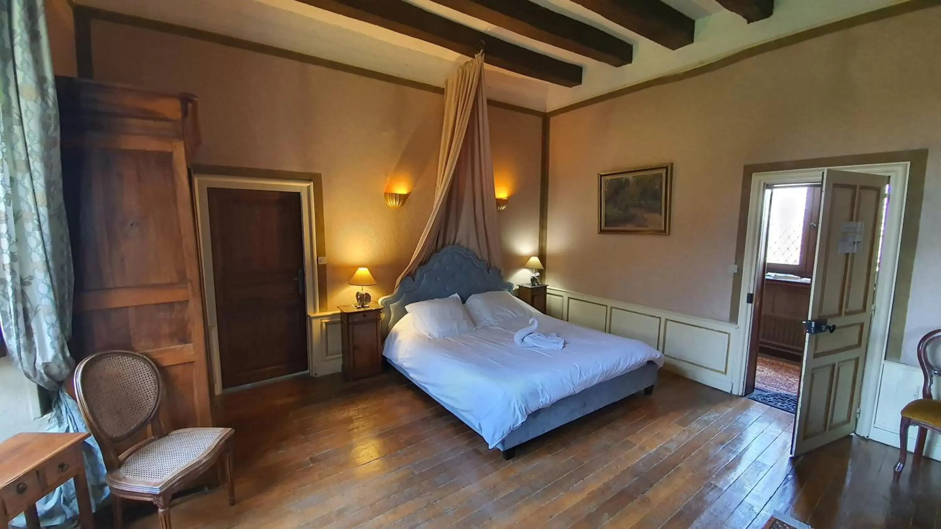 Photo of the whole room, Bed in Chateau de Jallanges - Les Collectionneurs