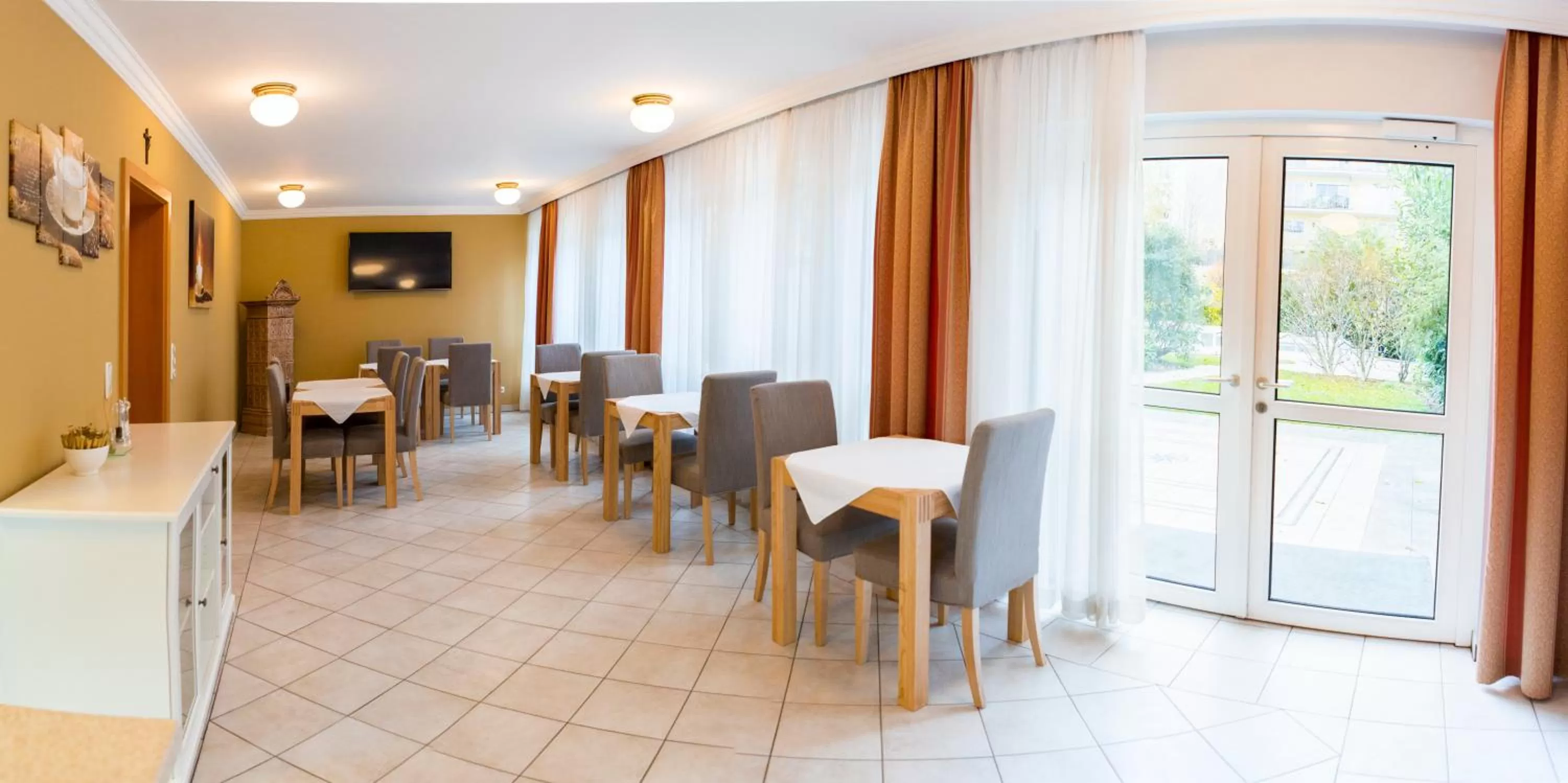 Communal lounge/ TV room in Residenz Donaucity