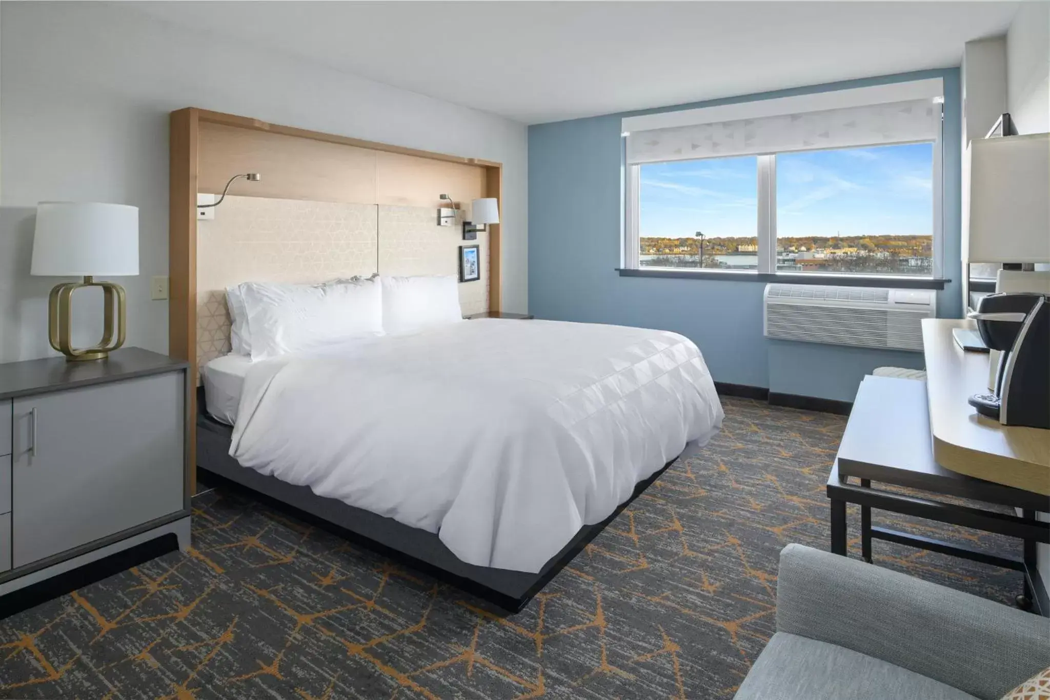 Photo of the whole room, Bed in Holiday Inn Portland-By the Bay, an IHG Hotel