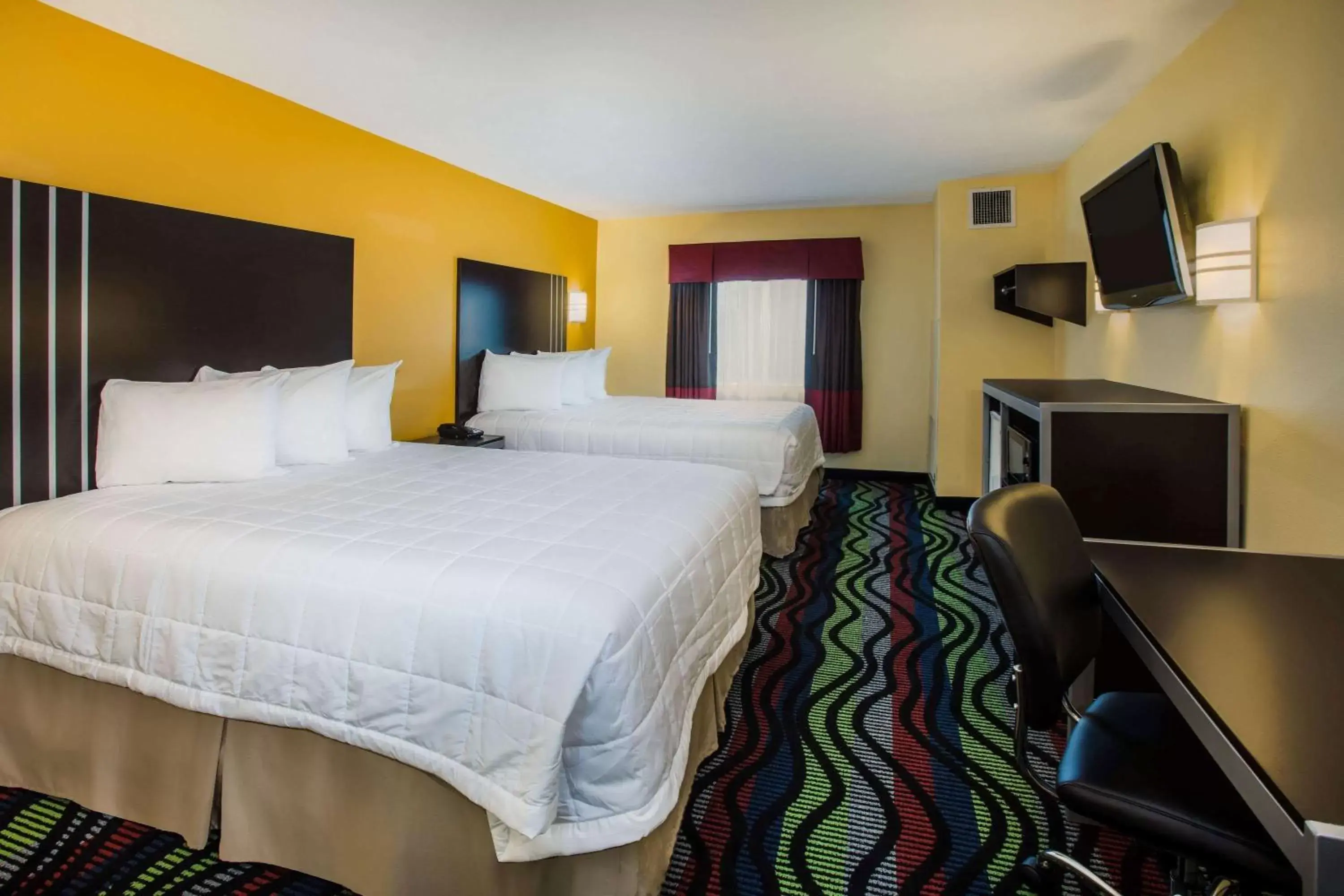 Photo of the whole room, Bed in Days Inn & Suites by Wyndham Augusta Near Fort Gordon