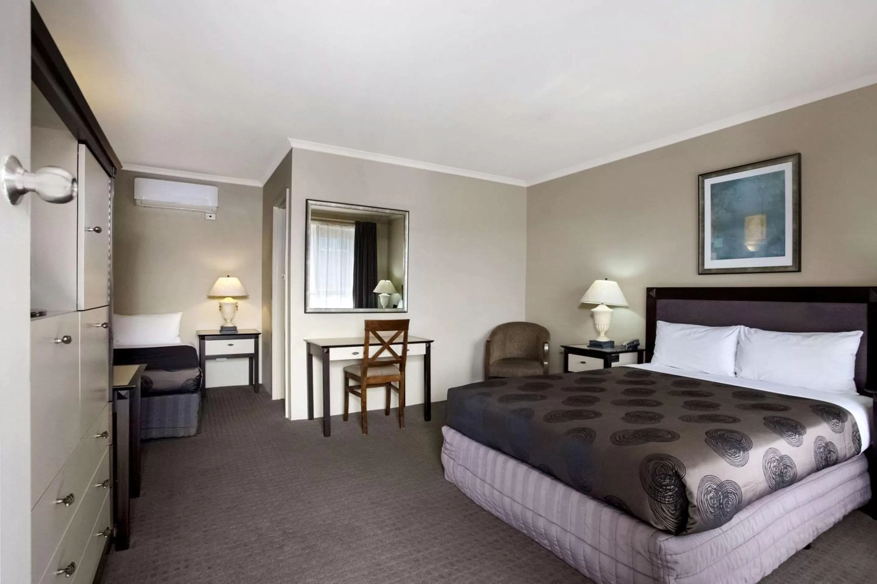Photo of the whole room, Bed in Comfort Inn On Raglan