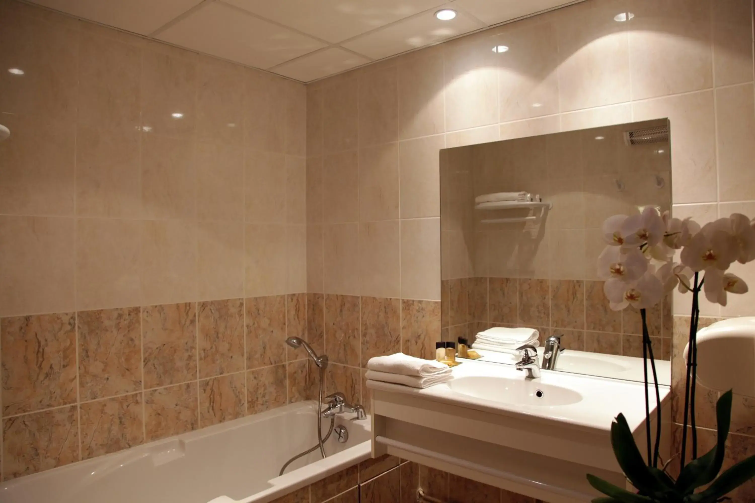 Bathroom in The Originals City, Hotel Paray-le-Monial