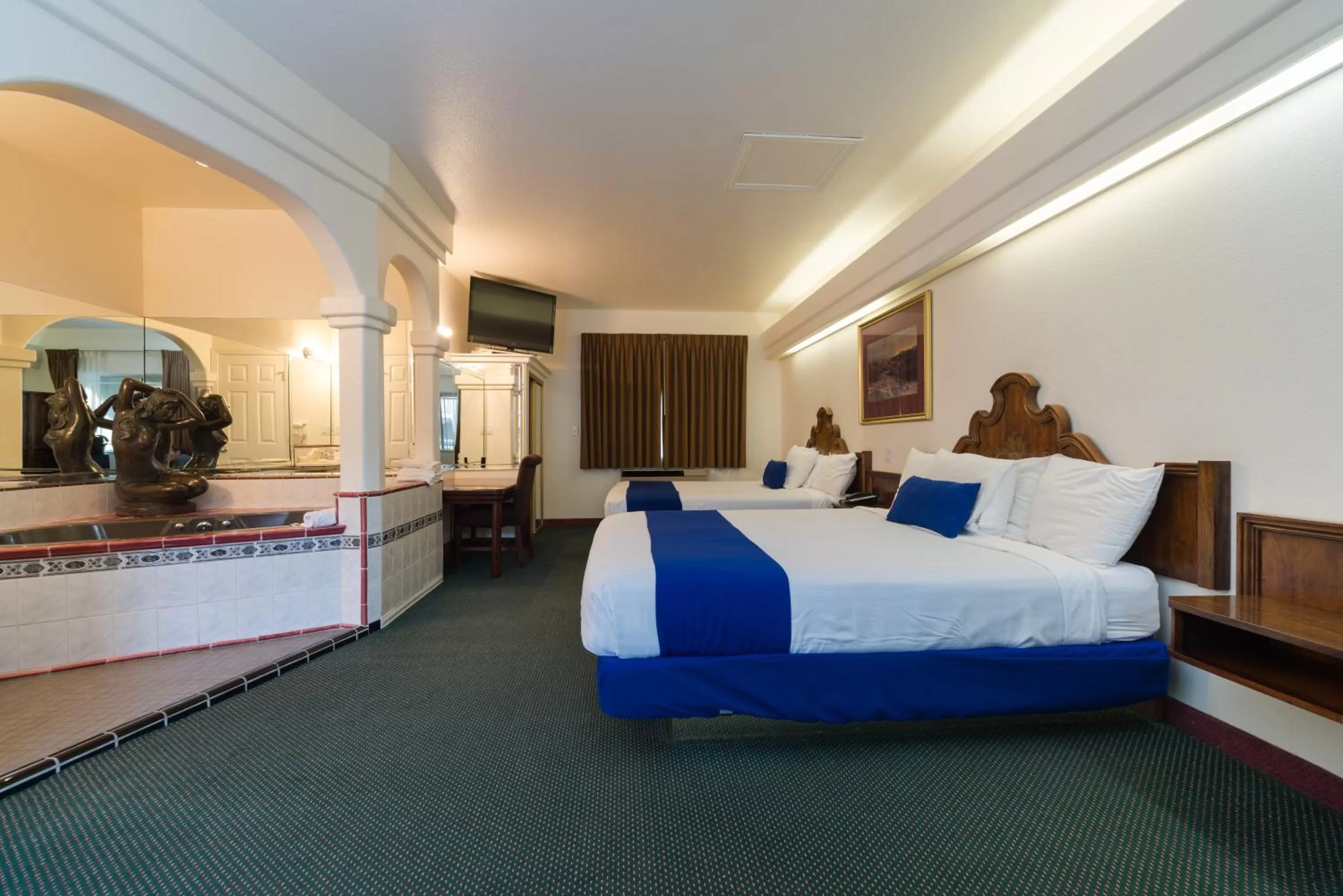 Photo of the whole room, Bed in Colony Inn