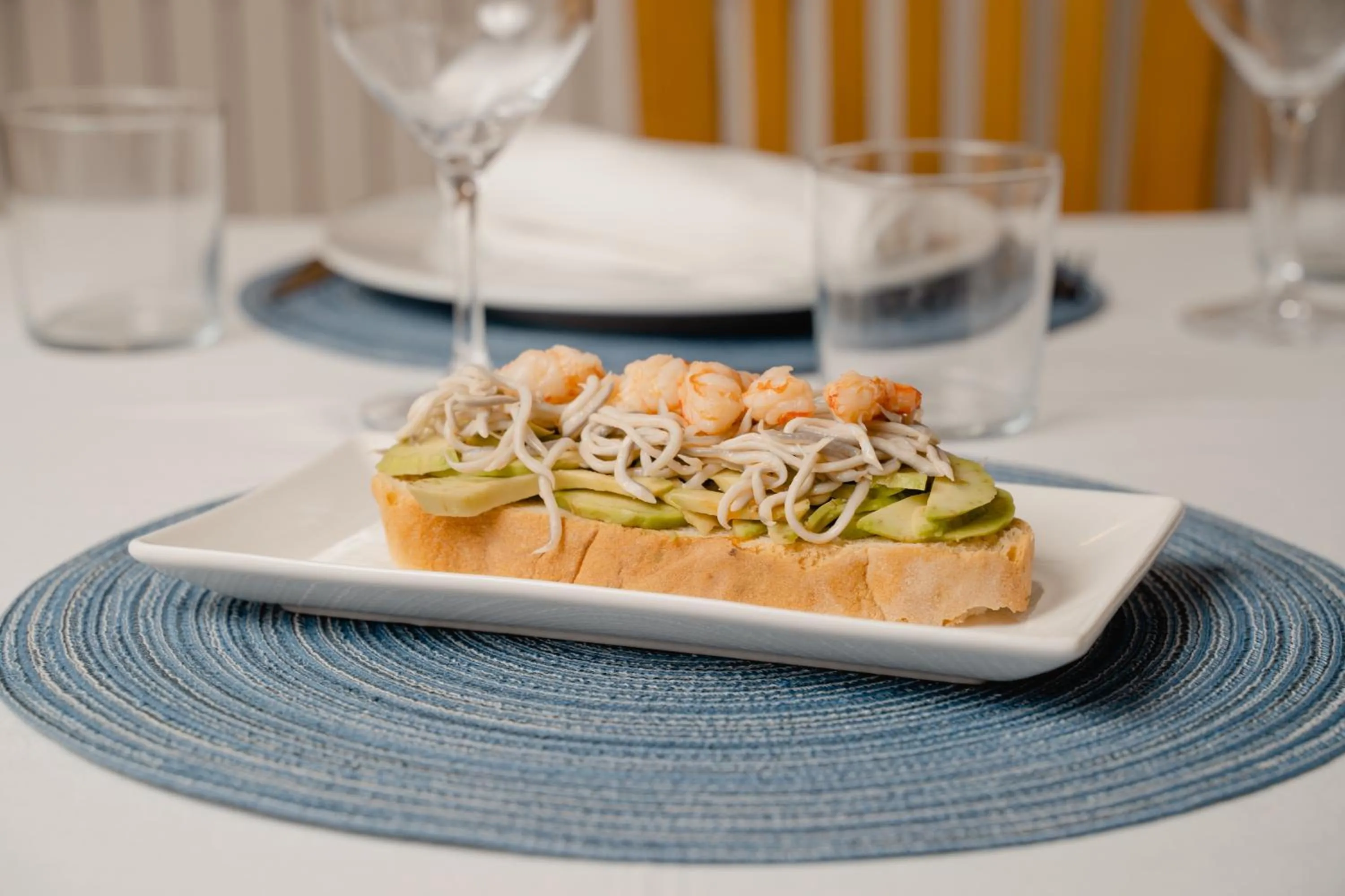 Restaurant/places to eat in Luxmar Apartaments