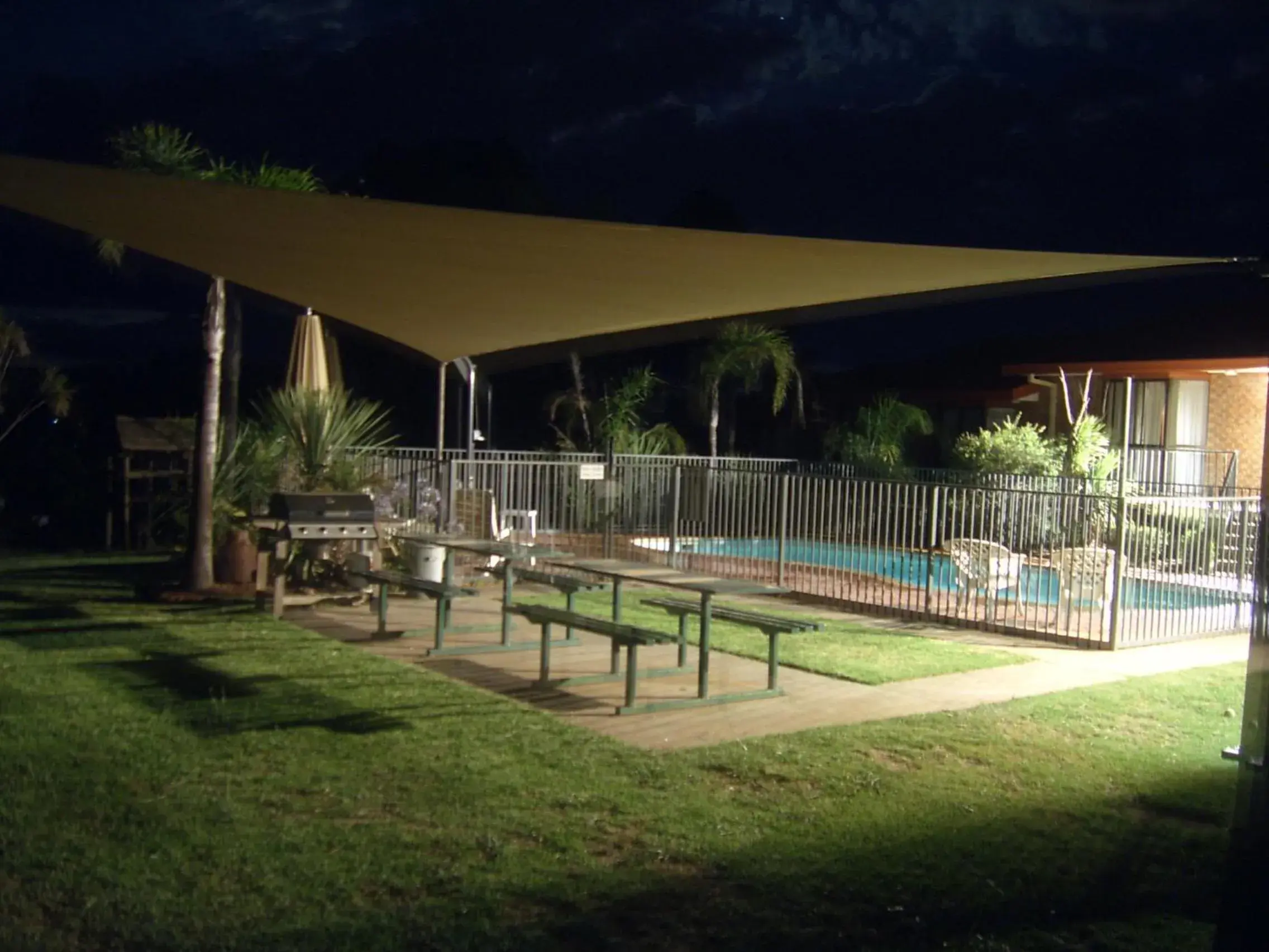 BBQ facilities, Swimming Pool in Hume Country Motor Inn