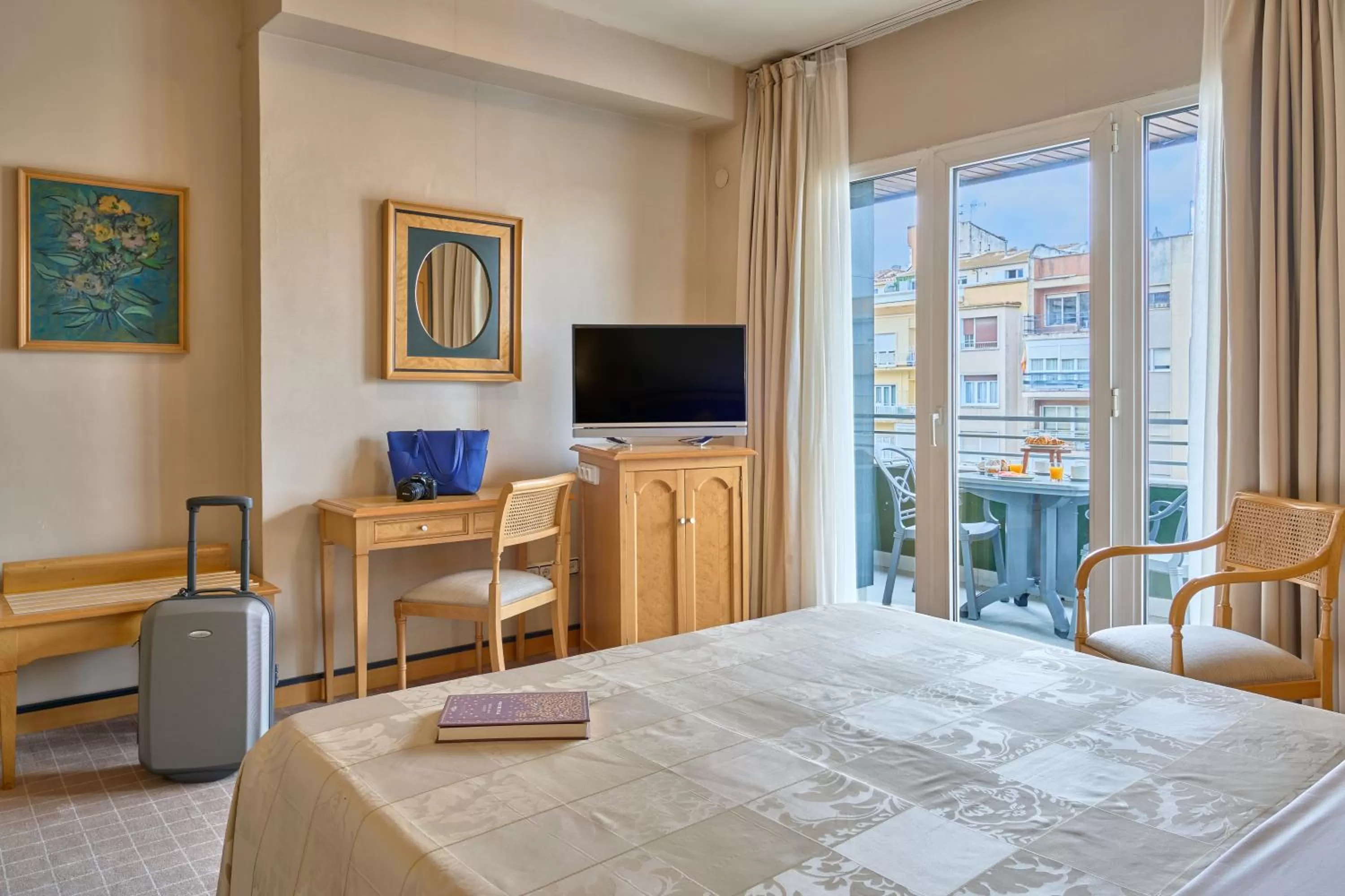 TV and multimedia, Bed in Hotel Macià Cóndor