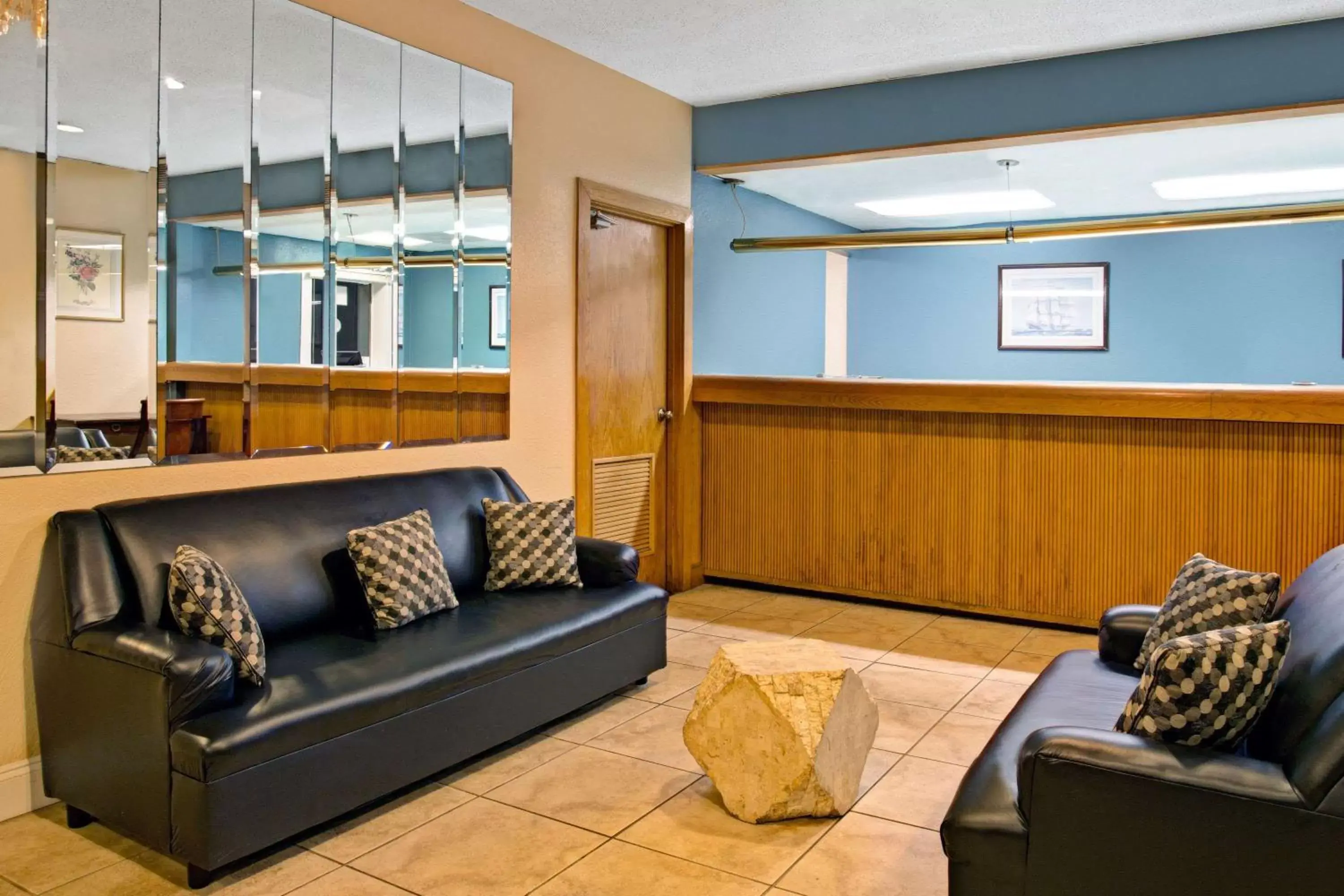 Lobby or reception in Super 8 by Wyndham Norfolk/Chesapeake Bay