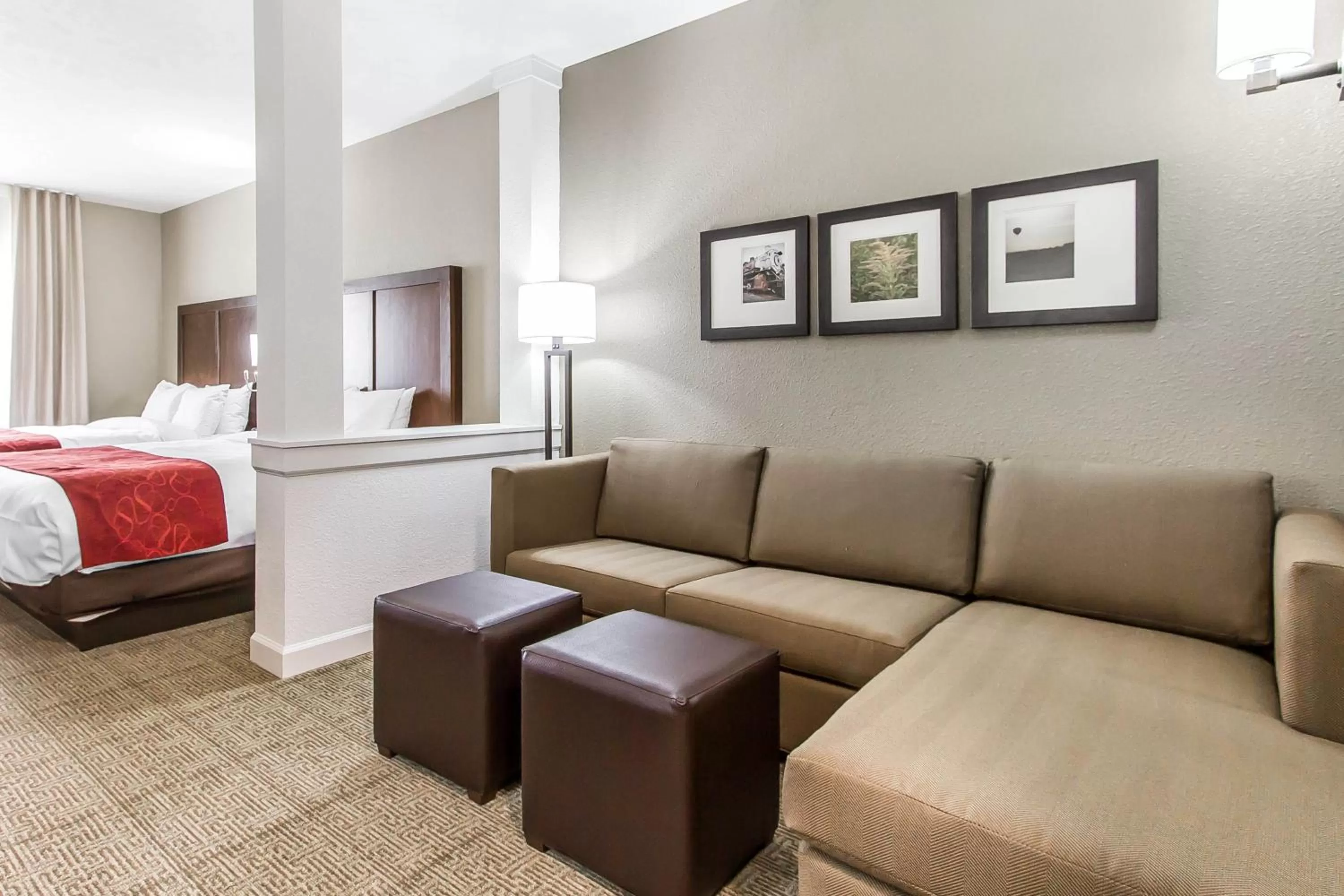 Photo of the whole room, Bed in Comfort Suites West Omaha