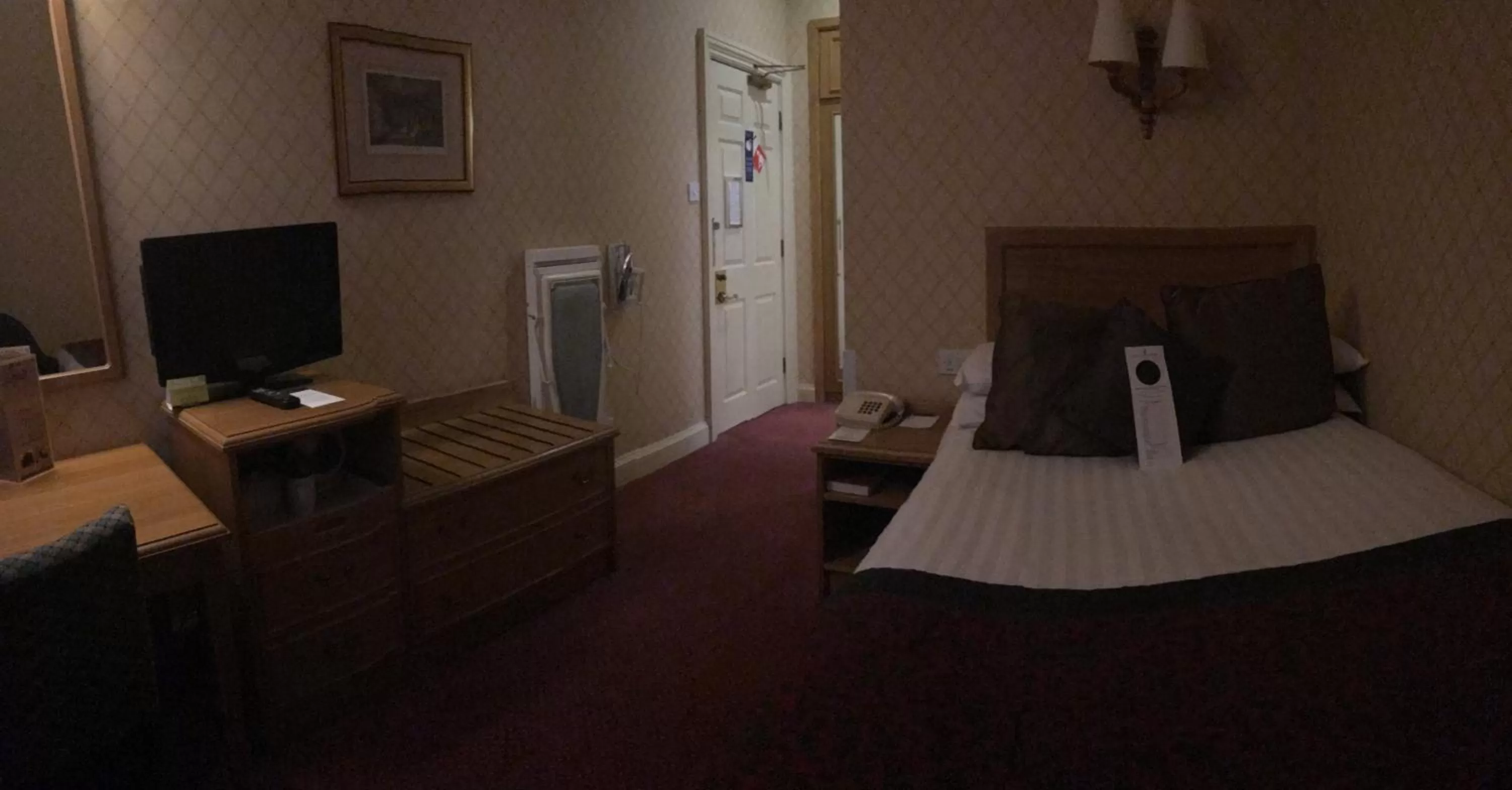 TV and multimedia, Bed in Crown & Mitre Hotel