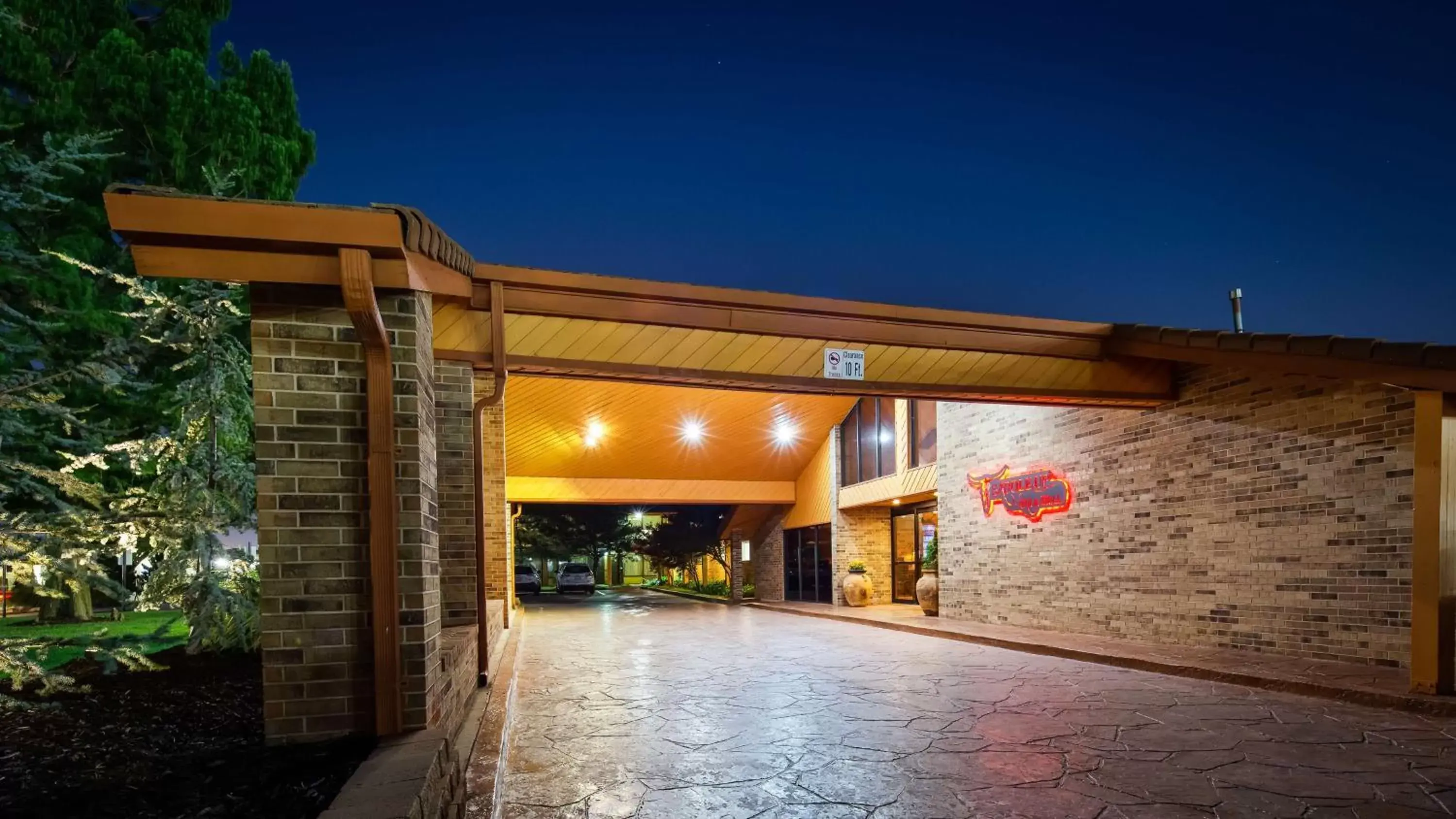 Property building in Best Western Plus Saddleback Inn and Conference Center