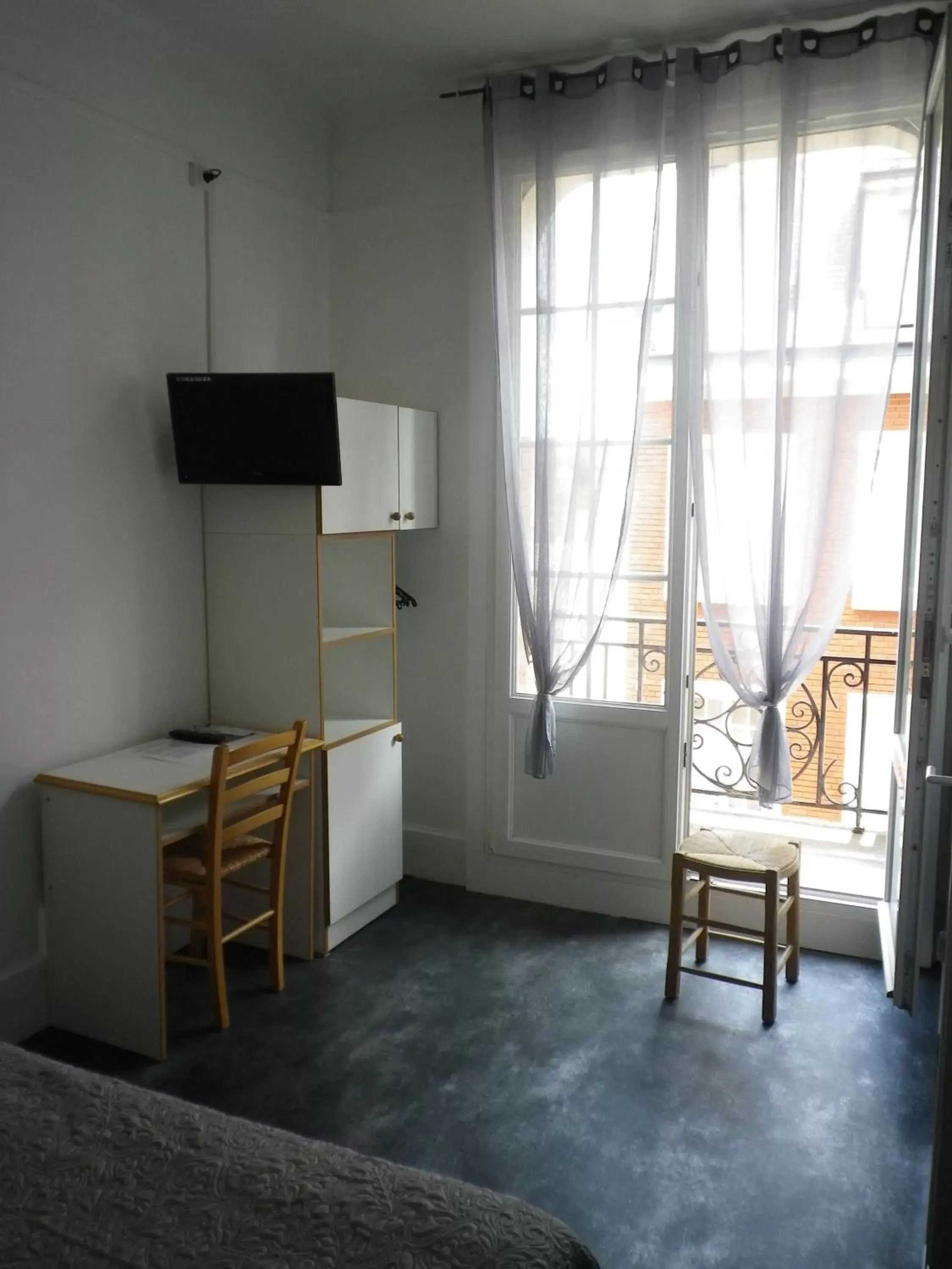 Bedroom, TV/Entertainment Center in Hôtel De Normandie