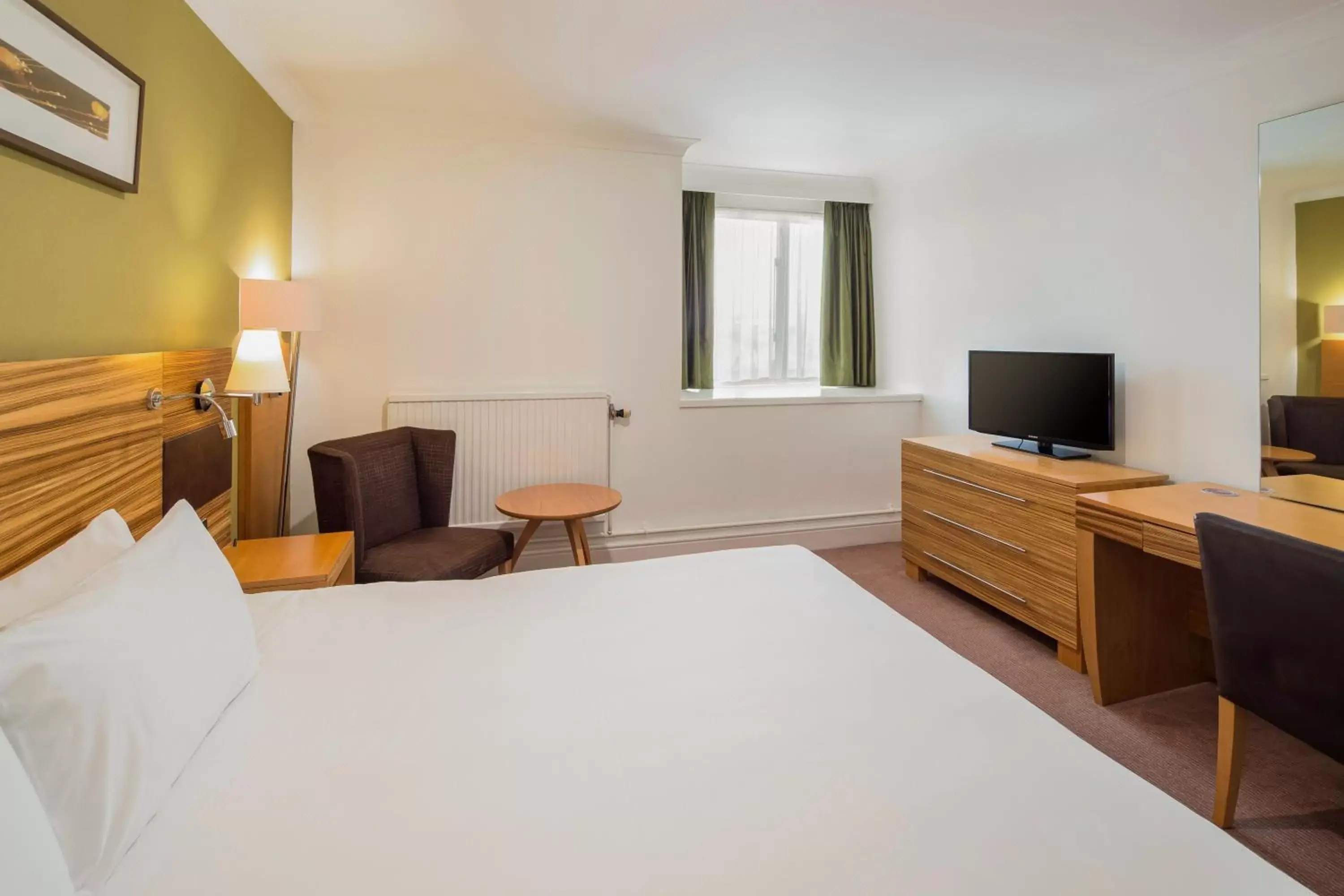 Photo of the whole room, Bed in Crowne Plaza Chester, an IHG Hotel