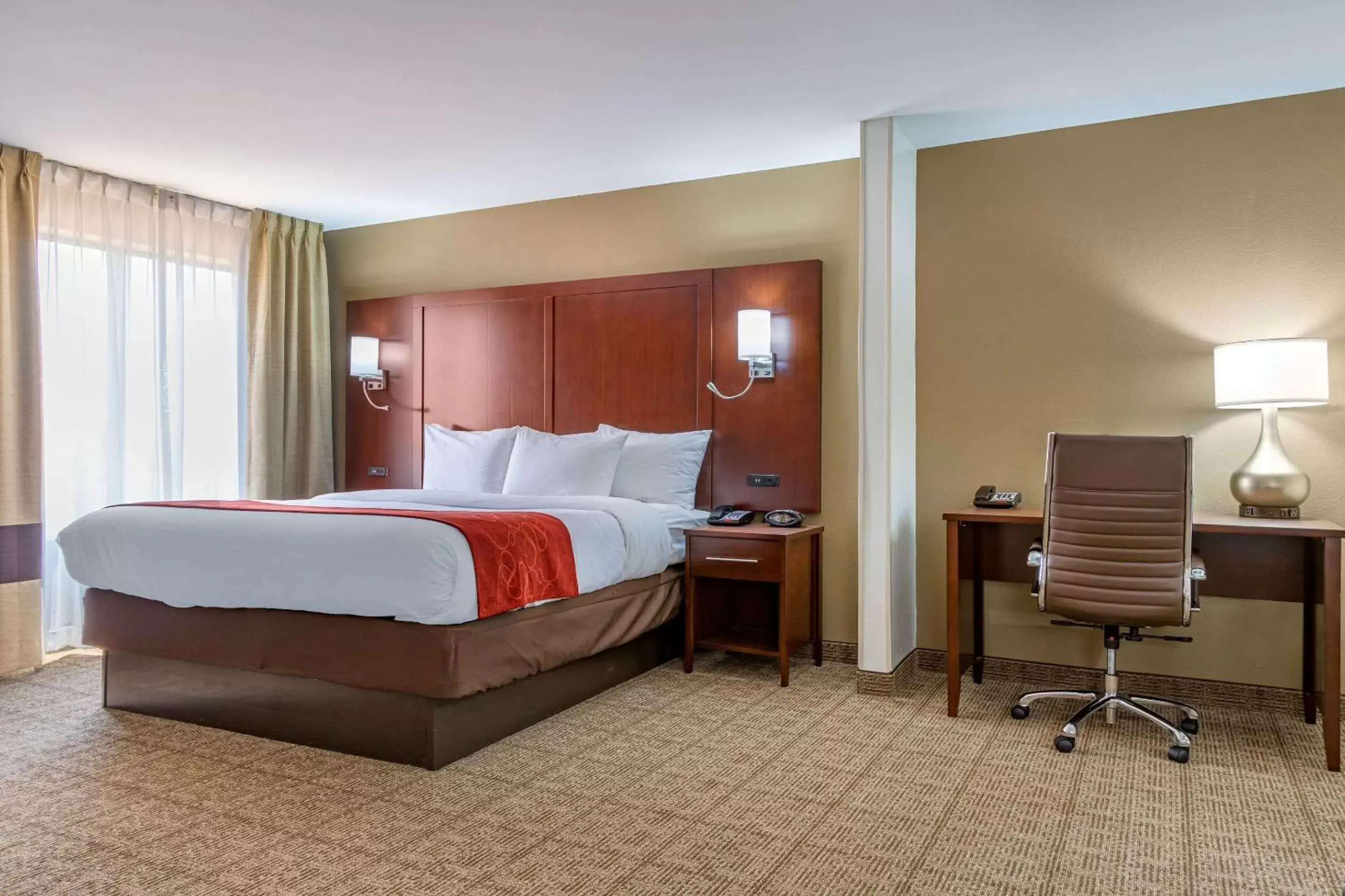 Photo of the whole room, Bed in Comfort Suites Savannah Gateway I-95