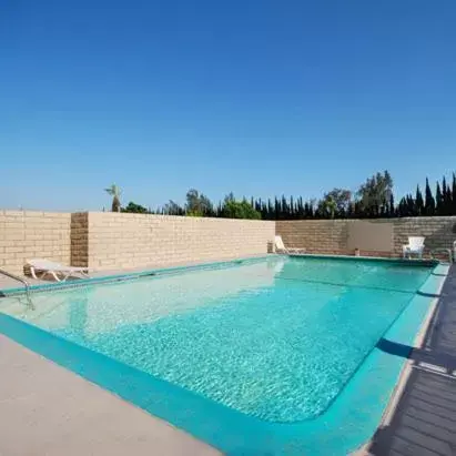 Swimming Pool in Economy Inn - Ontario Airport